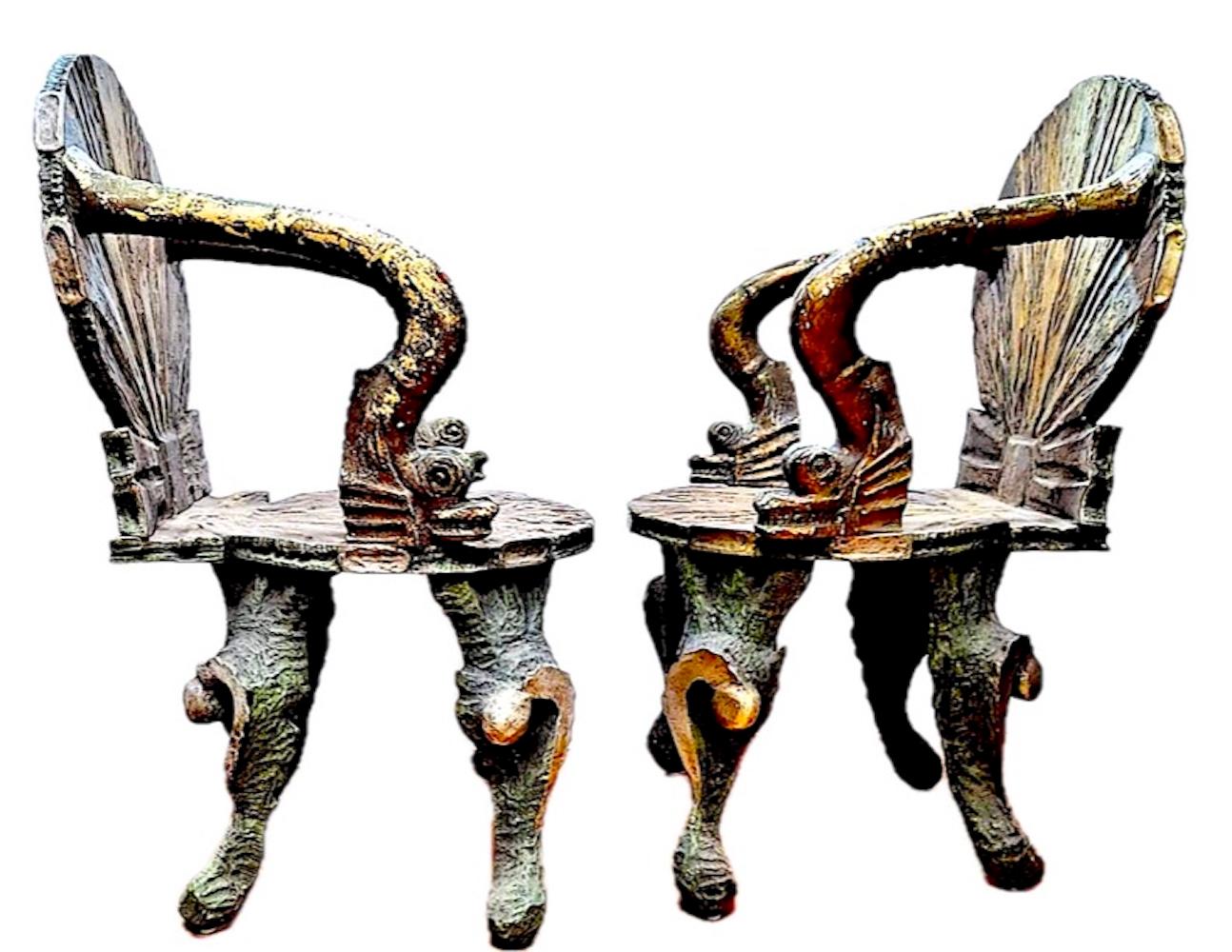 Paire de chaises vénitiennes de grotte du début du 20e siècle avec dossier et assise en bois sculpté en forme de coquille de palourde, accoudoirs en forme de dauphin et pieds en forme de queue d'hippocampe.

24