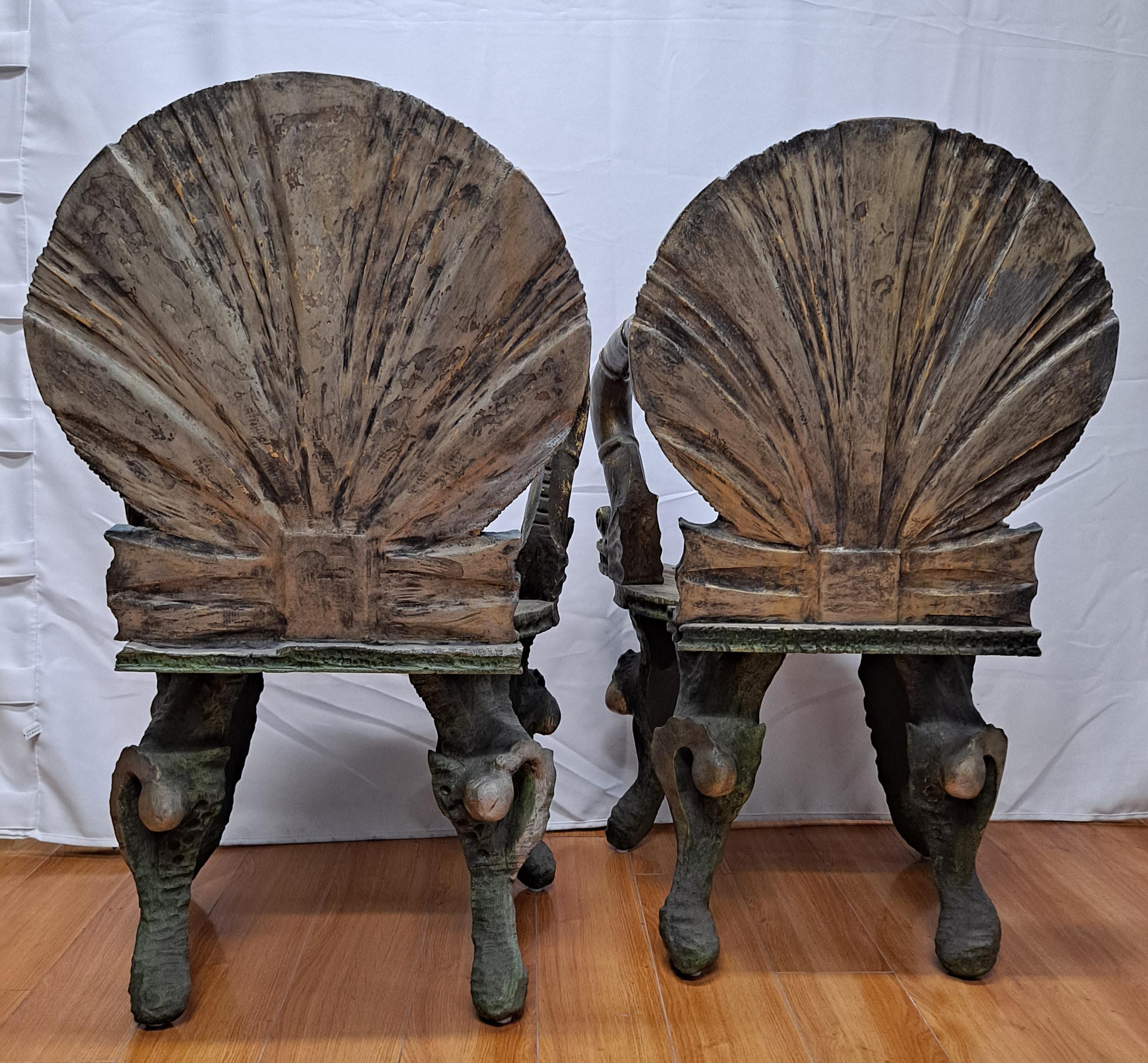 Paire de chaises vénitiennes de grotte du début du 20e siècle avec dossier et assise en bois sculpté en forme de coquille de palourde, accoudoirs en forme de dauphin et pieds en forme de queue d'hippocampe.

24
