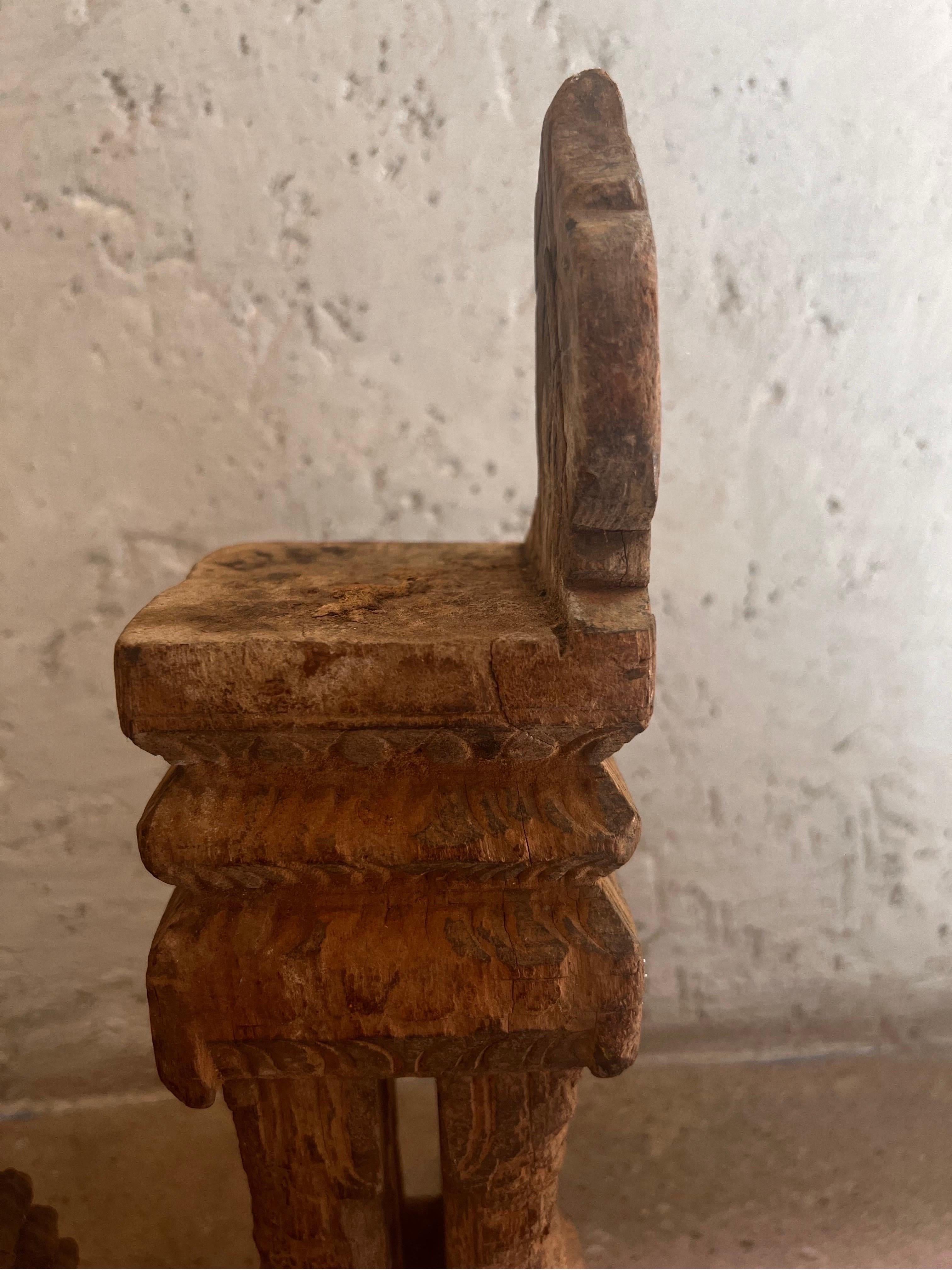 Ein Paar geschnitzte Holzkerzenständer aus Burma aus dem 19. Jahrhundert  im Angebot 5