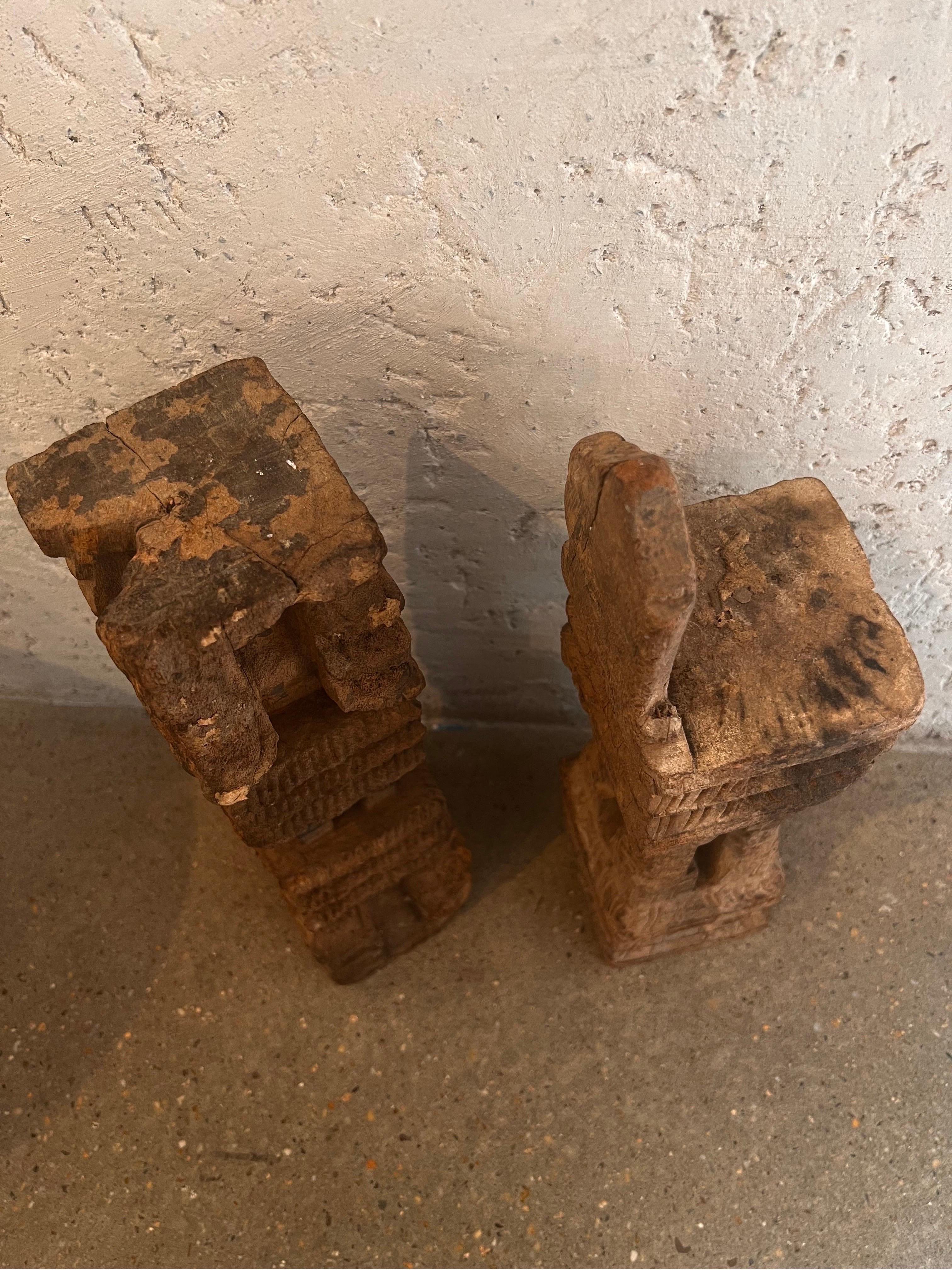 Ein Paar geschnitzte Holzkerzenständer aus Burma aus dem 19. Jahrhundert  (Nussbaumholz) im Angebot