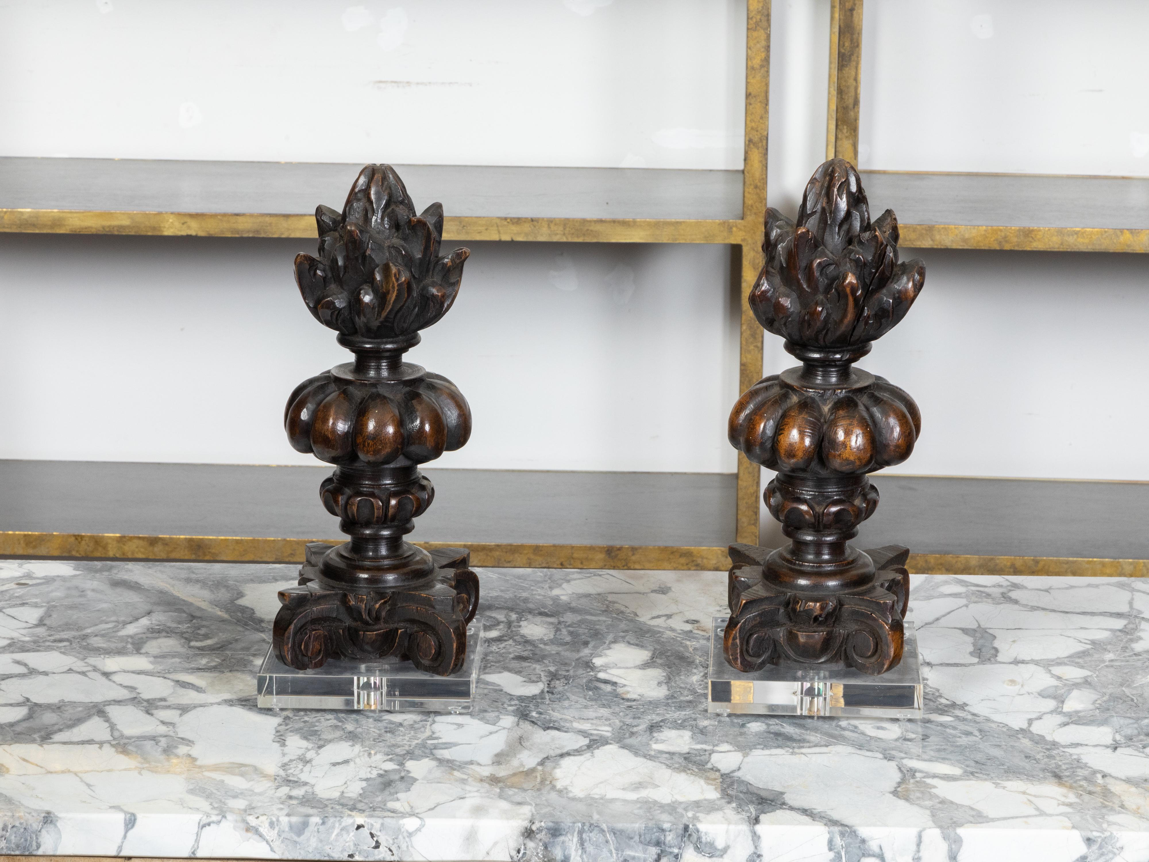 Ein Paar italienischer geschnitzter Holzpots à feu (Feuerurne) aus dem 19. Jahrhundert, montiert auf modernen quadratischen Sockeln aus Lucit. Dieses Paar Holzskulpturen wurde im 19. Jahrhundert in Italien geschaffen und stellt jeweils einen