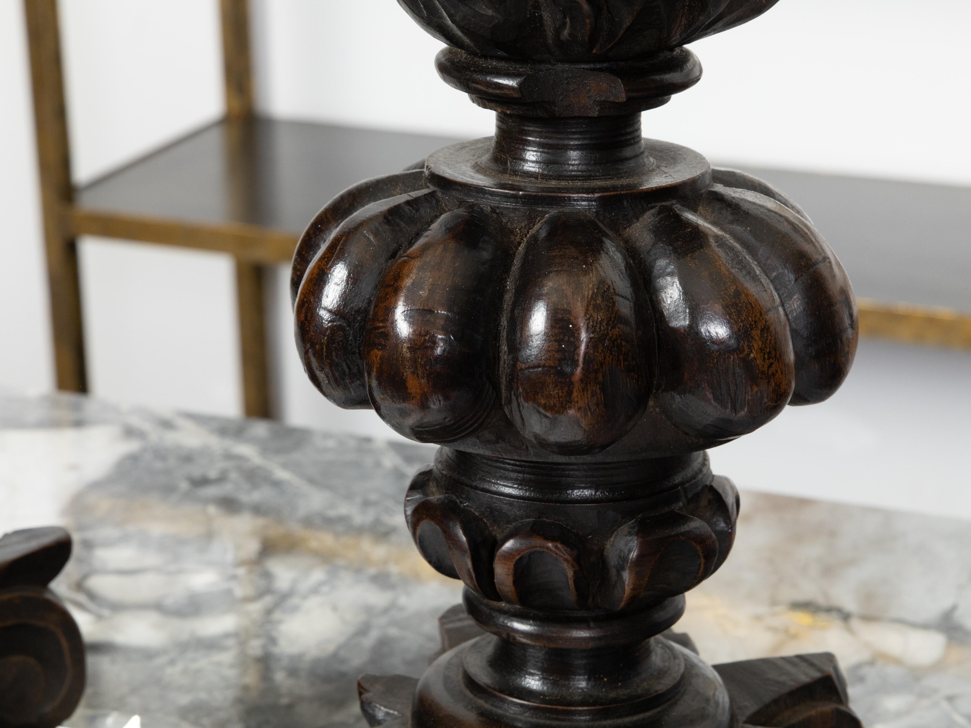 Paar geschnitzte italienische Pot-à-feu-Skulpturen aus Holz des 19. Jahrhunderts auf Sockeln aus Lucit im Angebot 1