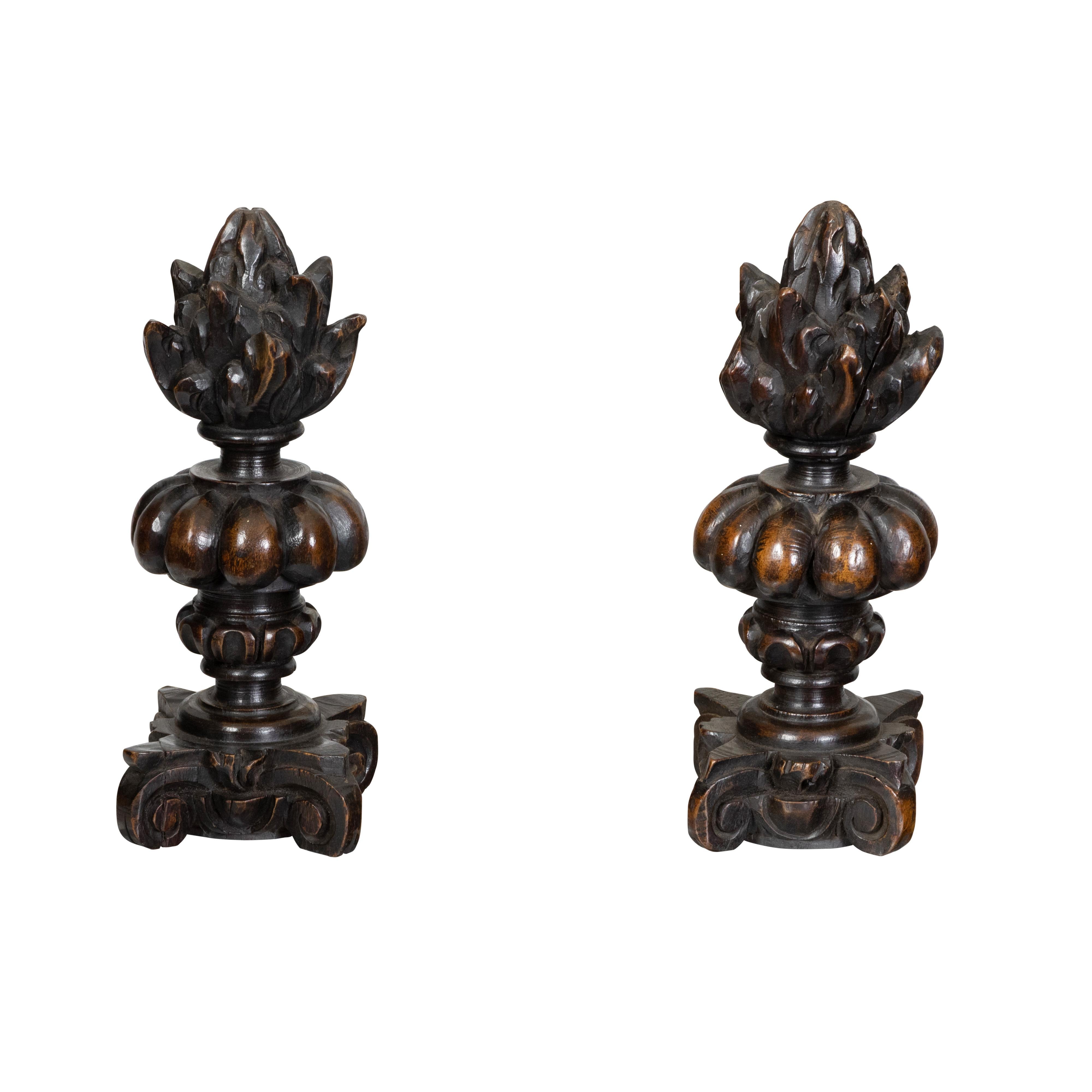 Paar geschnitzte italienische Pot-à-feu-Skulpturen aus Holz des 19. Jahrhunderts auf Sockeln aus Lucit