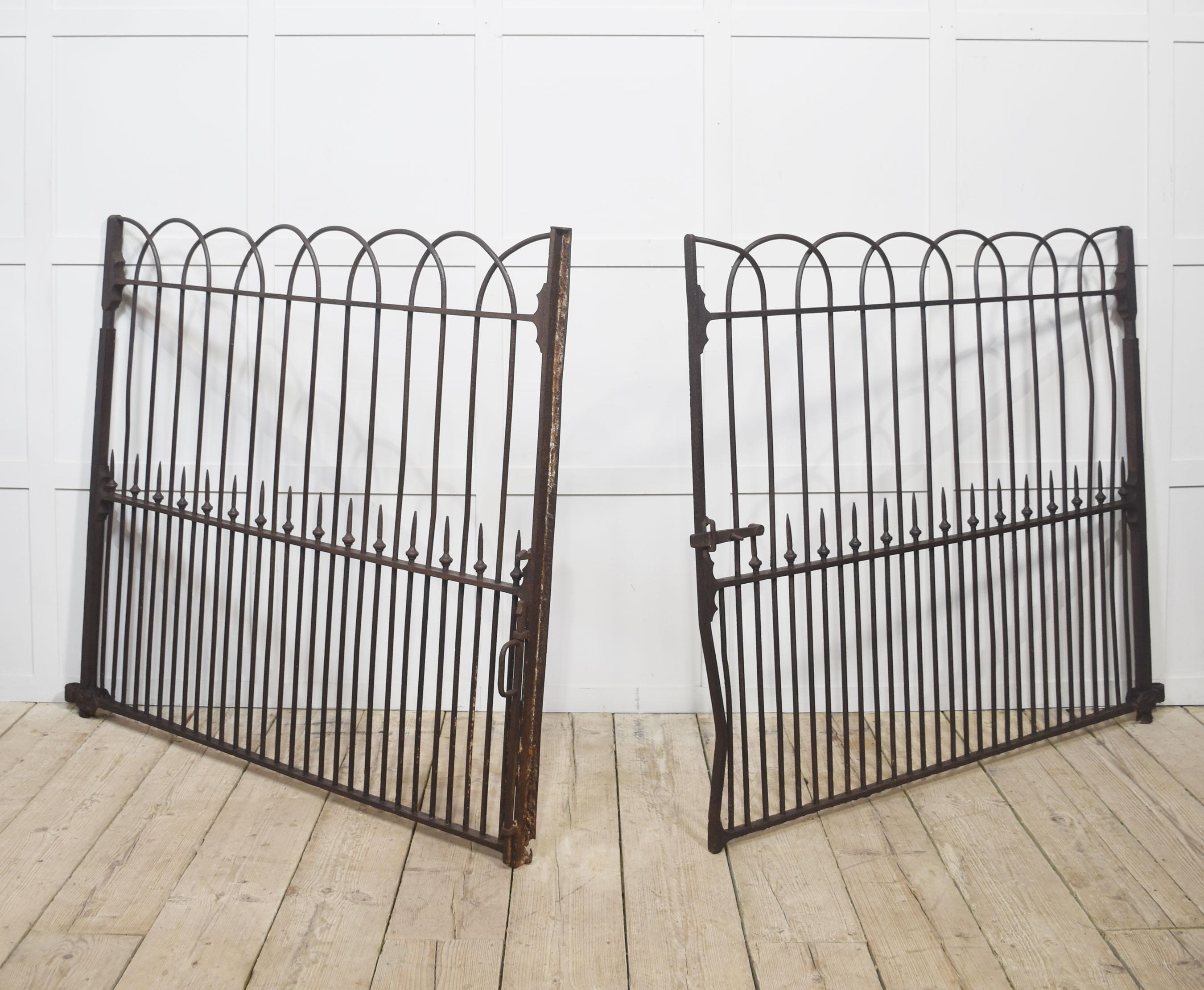 Pair of 19th Century cast and wrought iron gates For Sale 3