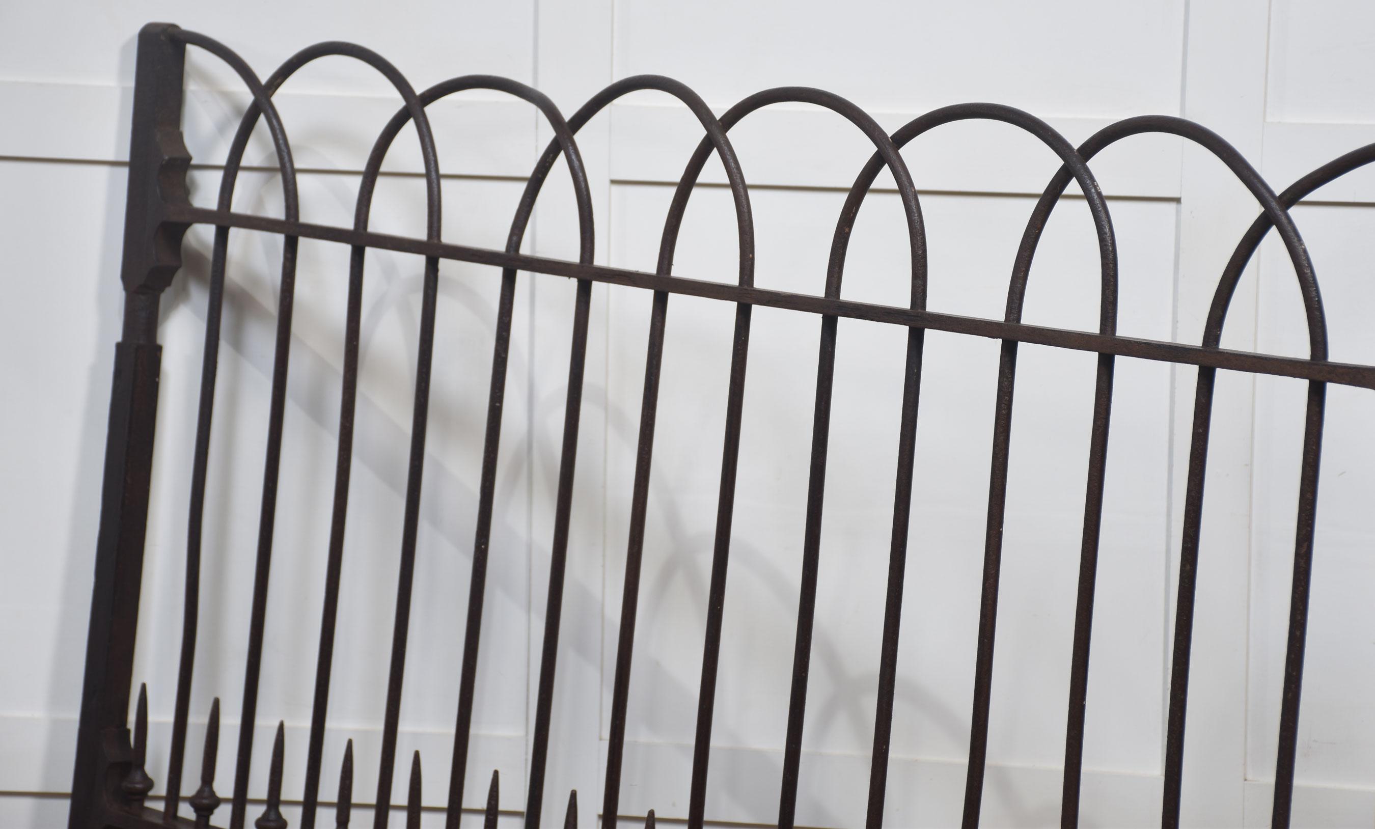 Pair of 19th Century cast and wrought iron gates For Sale 4