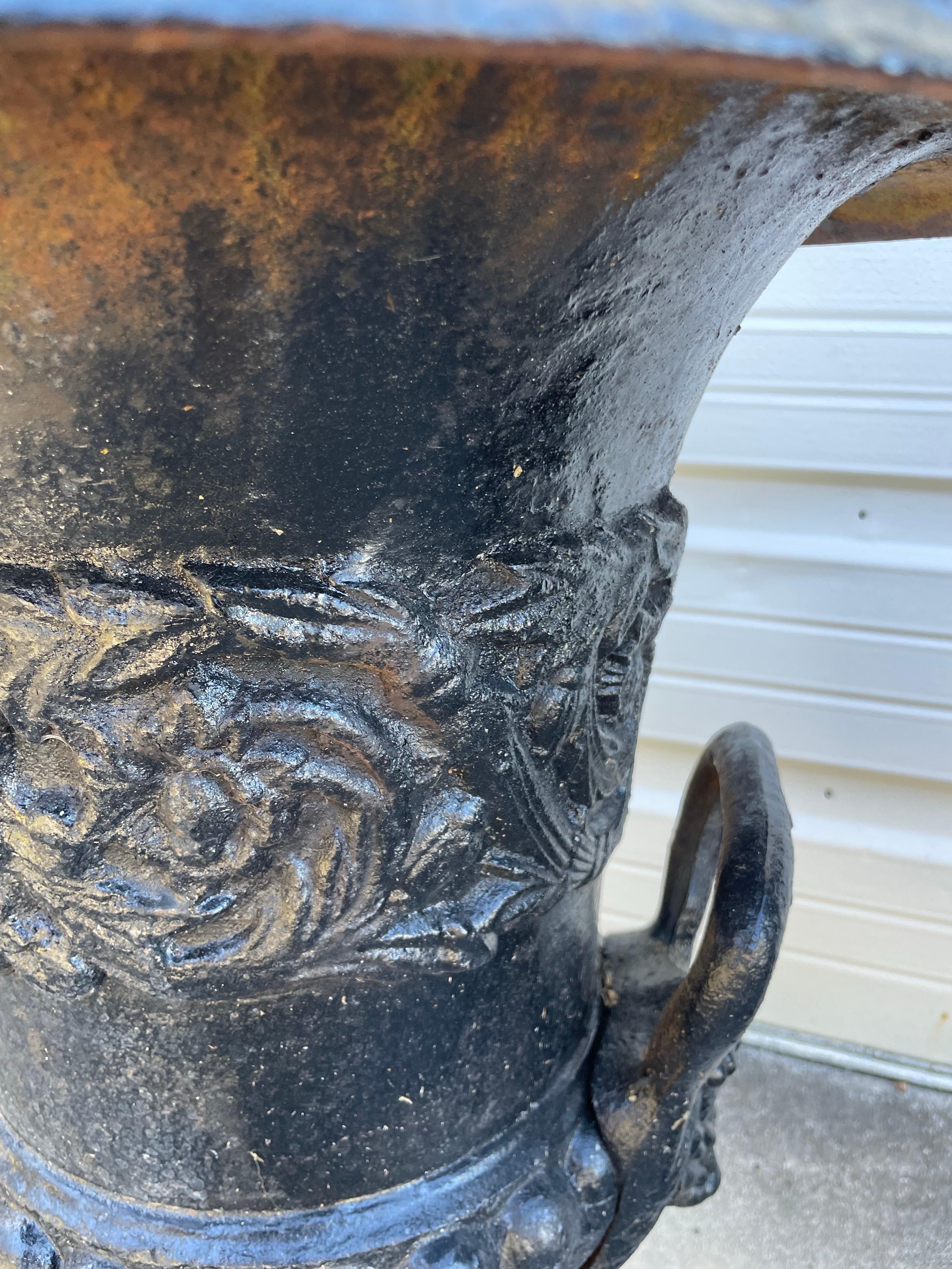 Coppia di vasi da giardino in ghisa del XIX secolo in vendita 4