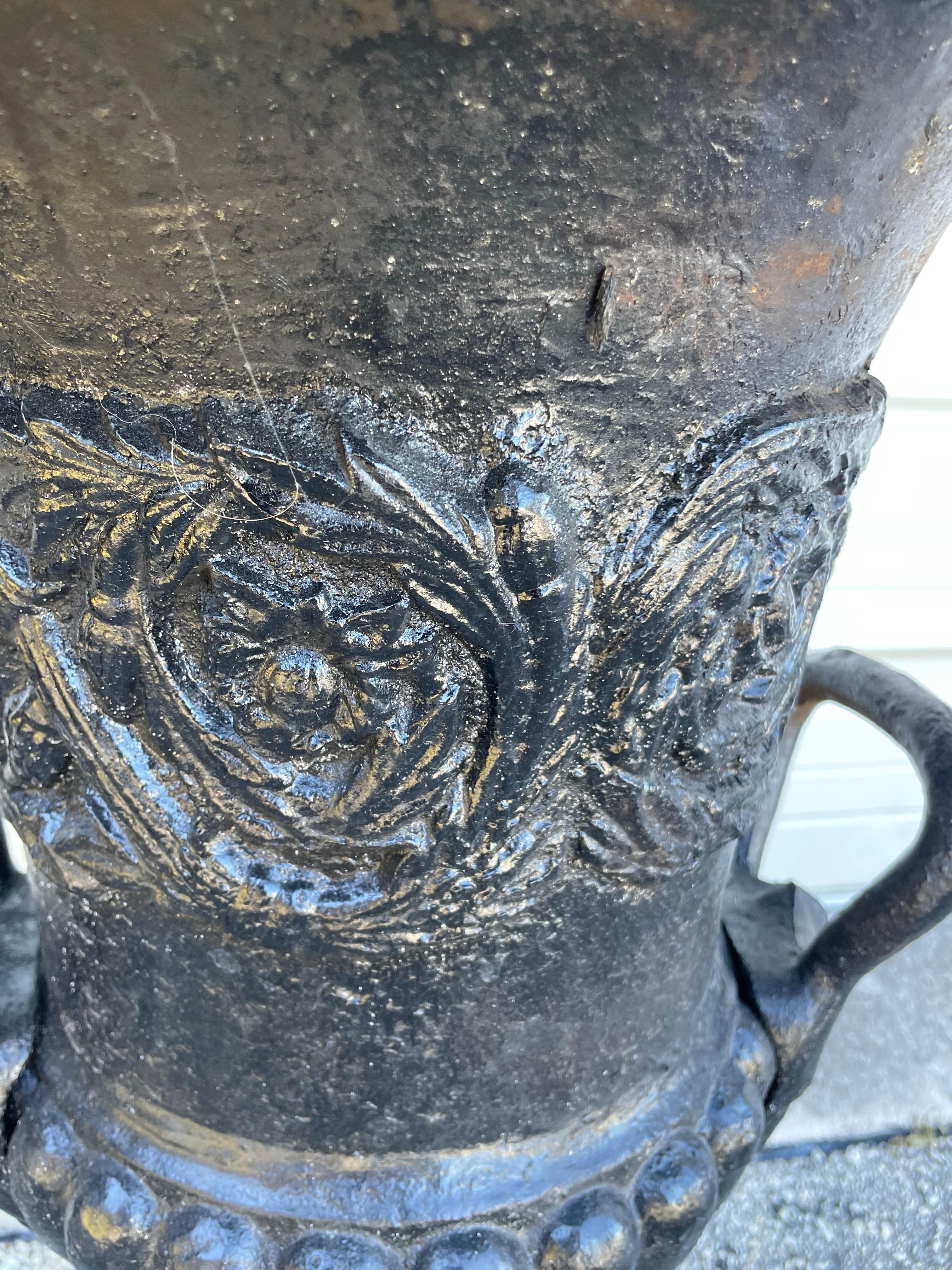 Coppia di vasi da giardino in ghisa del XIX secolo in vendita 5