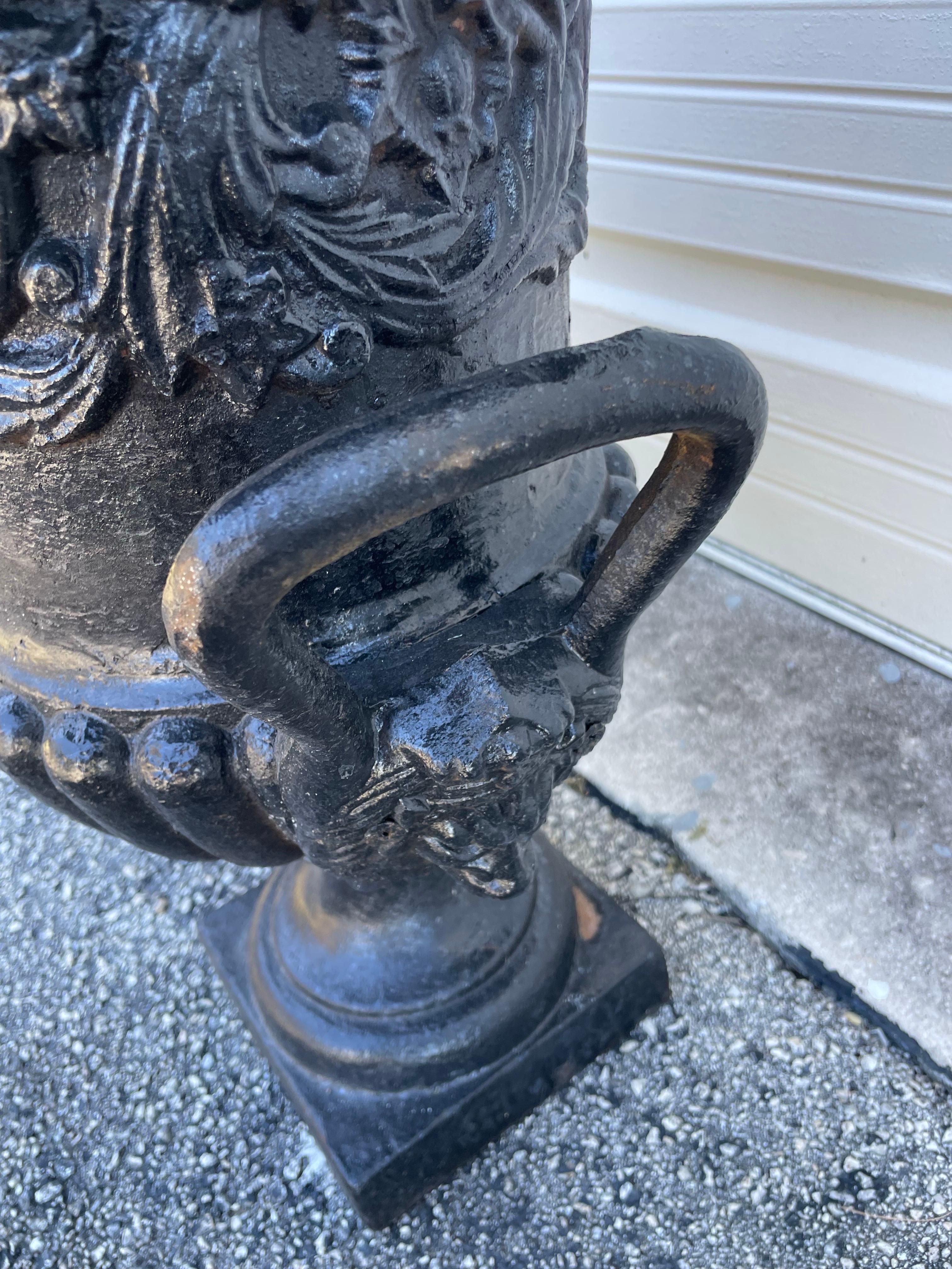 Coppia di vasi da giardino in ghisa del XIX secolo In condizioni buone in vendita a West Palm Beach, FL