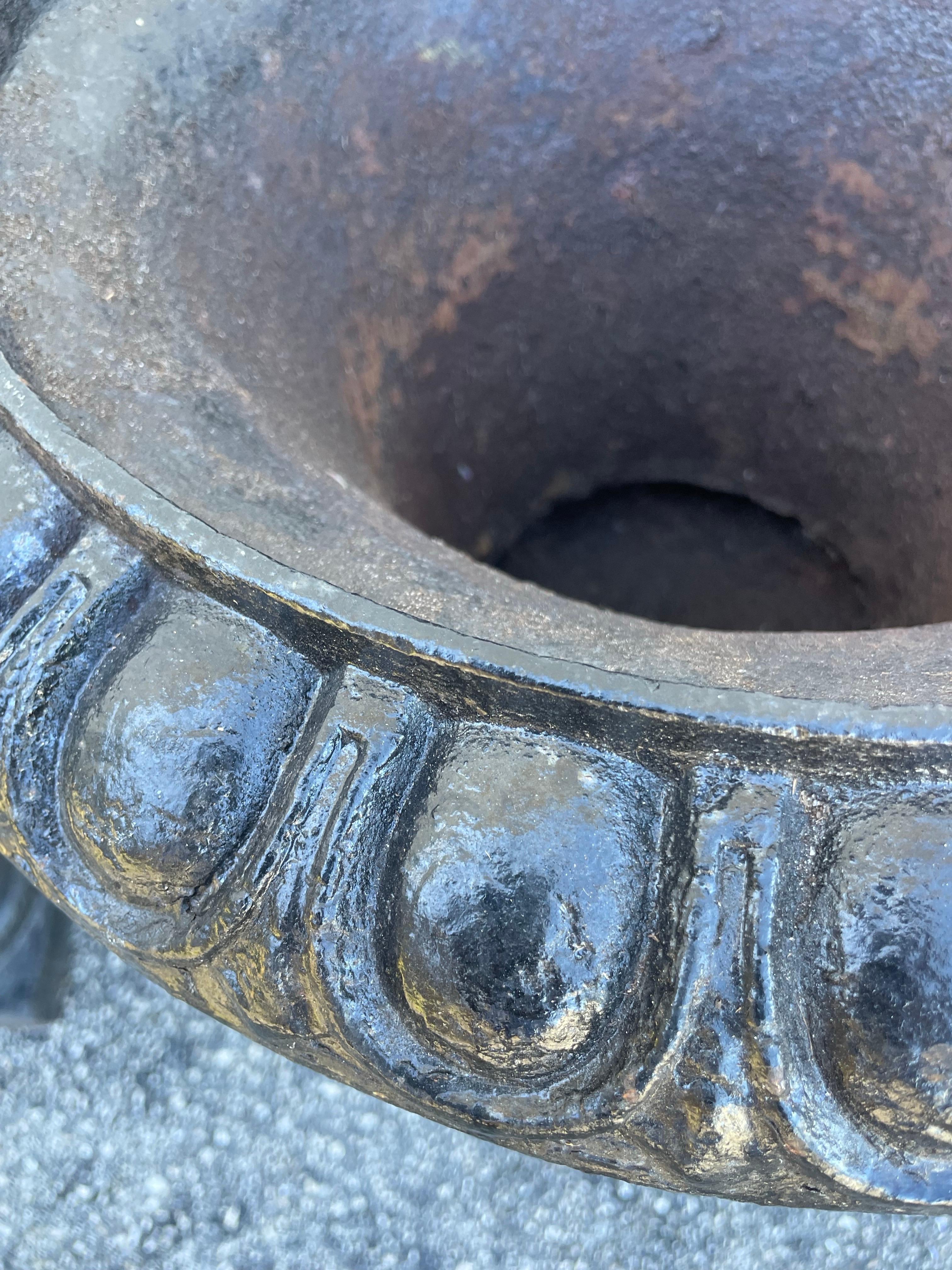 Coppia di vasi da giardino in ghisa del XIX secolo in vendita 2