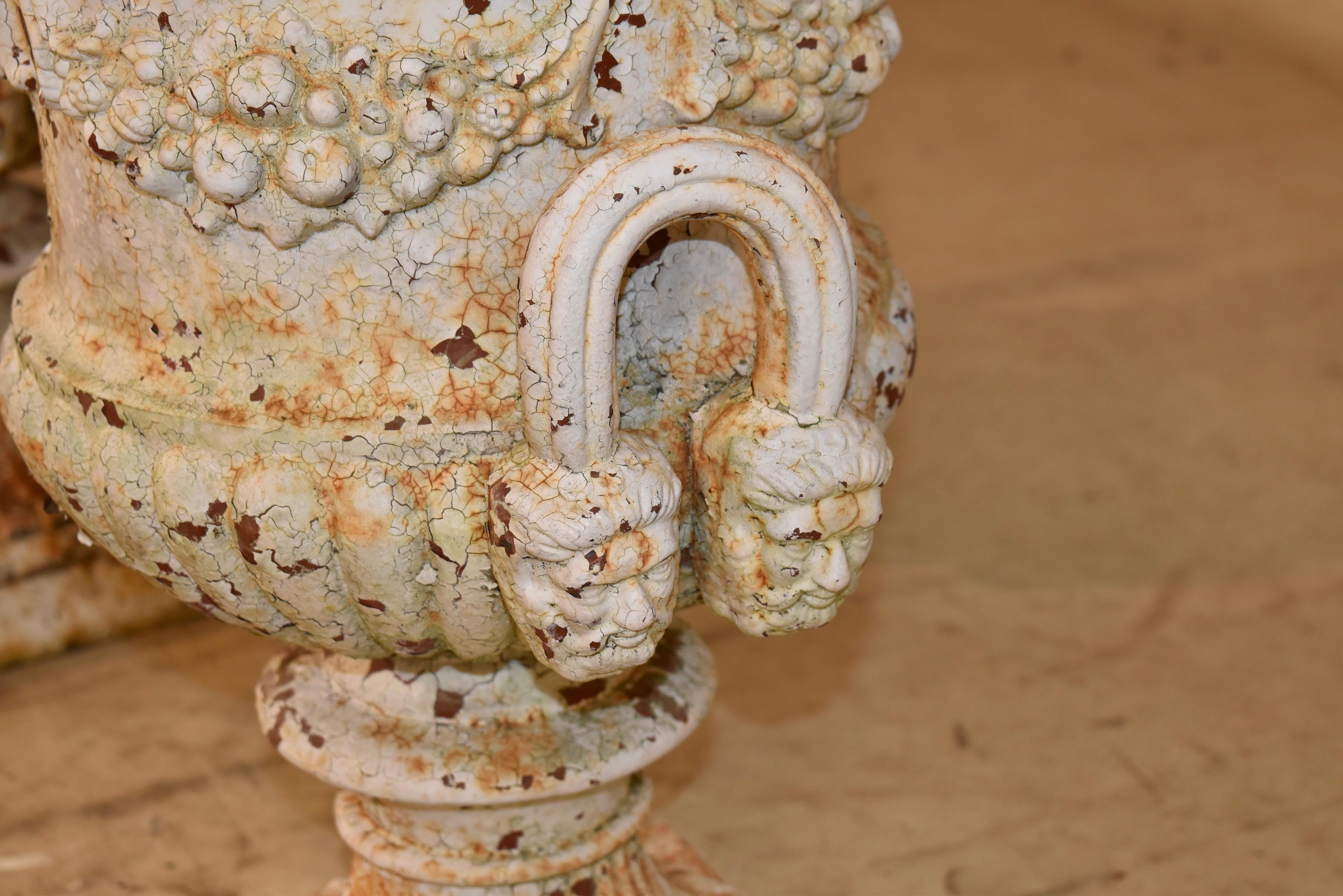 Coppia di fioriere in ghisa del XIX secolo in vendita 2