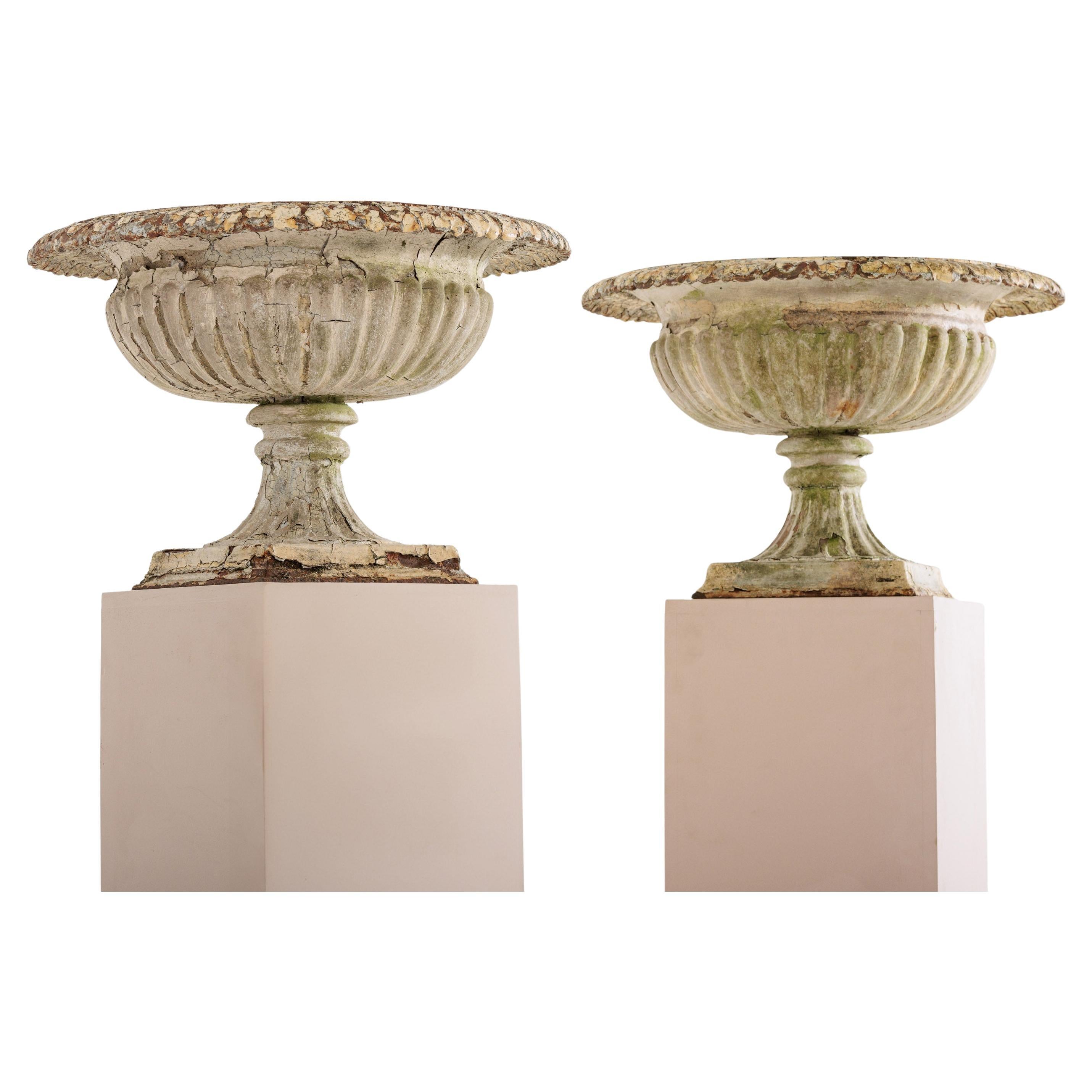 Coppia di urne "Tazza" in ghisa della fine del XIX secolo, Inghilterra, CIRCA 1890