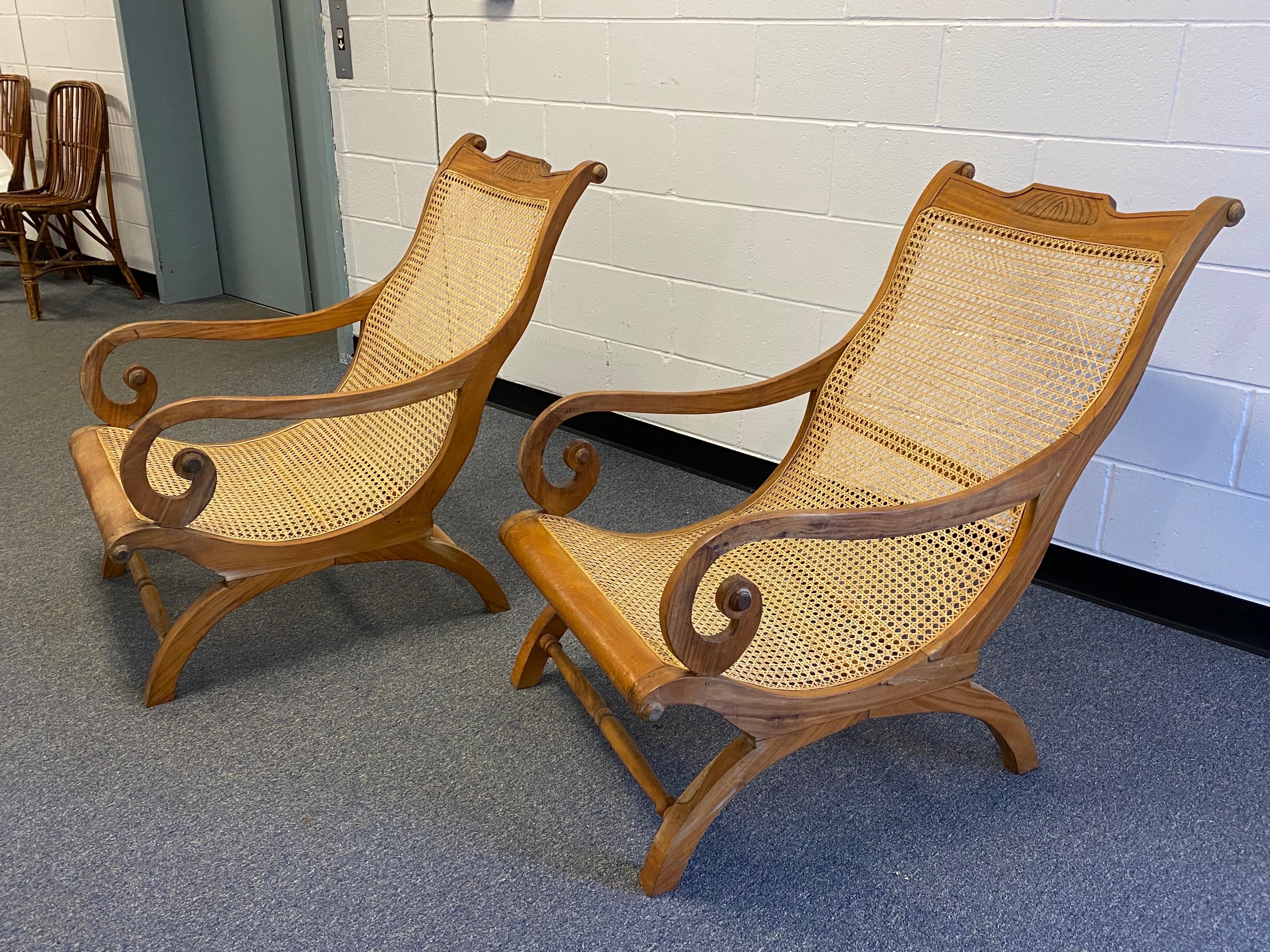 Pareja de sillas de salón de madera satinada y caña de Ceilán del siglo XIX.
Se trata de un par de sillas de caña y madera satinada de Ceilán de la época British Colonial.  Fabricadas a finales del siglo XIX en Ceilán (ahora Sri Lanka), estas sillas