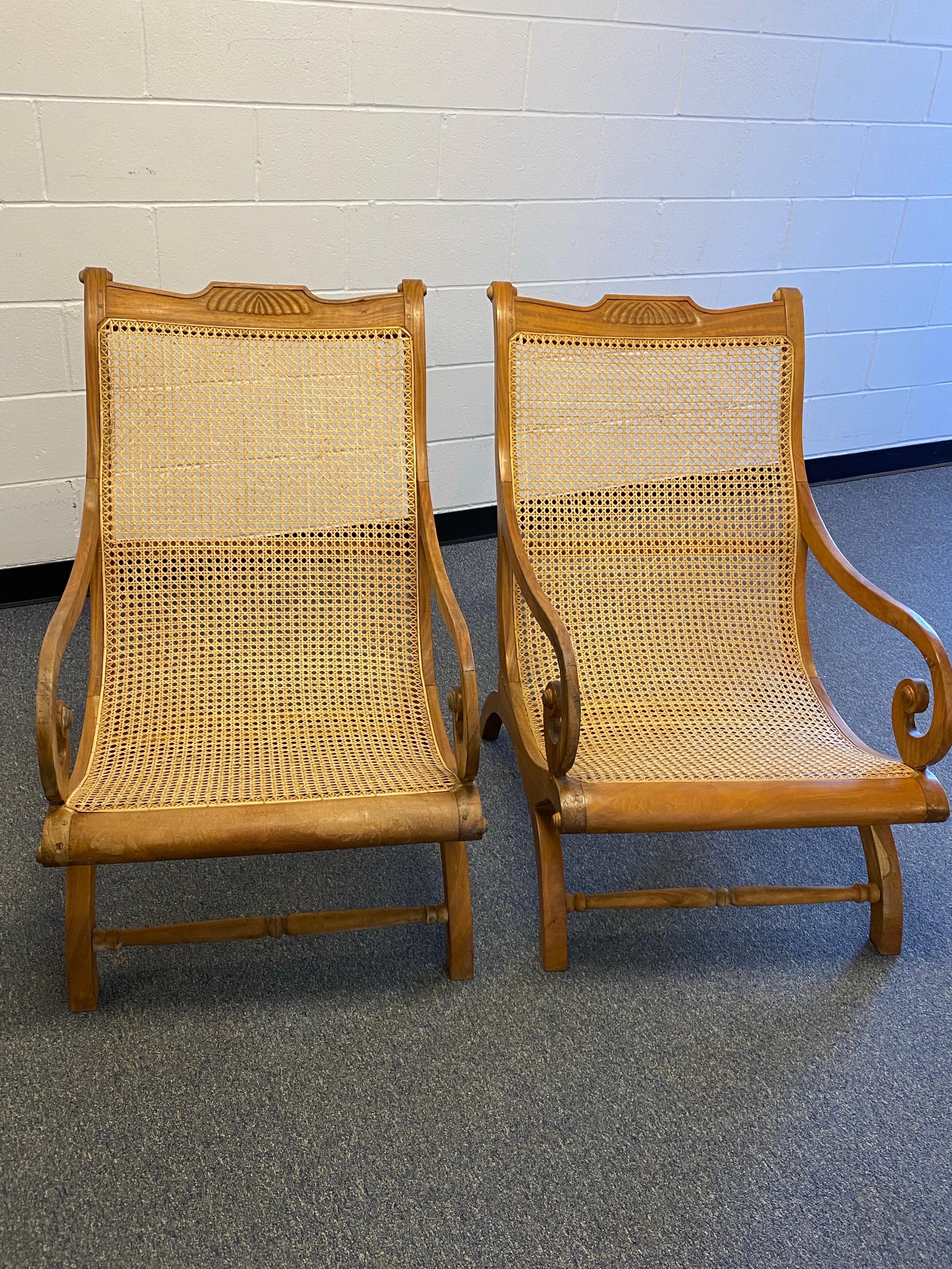 Pareja de sillones de salón de madera satinada y caña de Ceilán del siglo XIX Colonial británico en venta