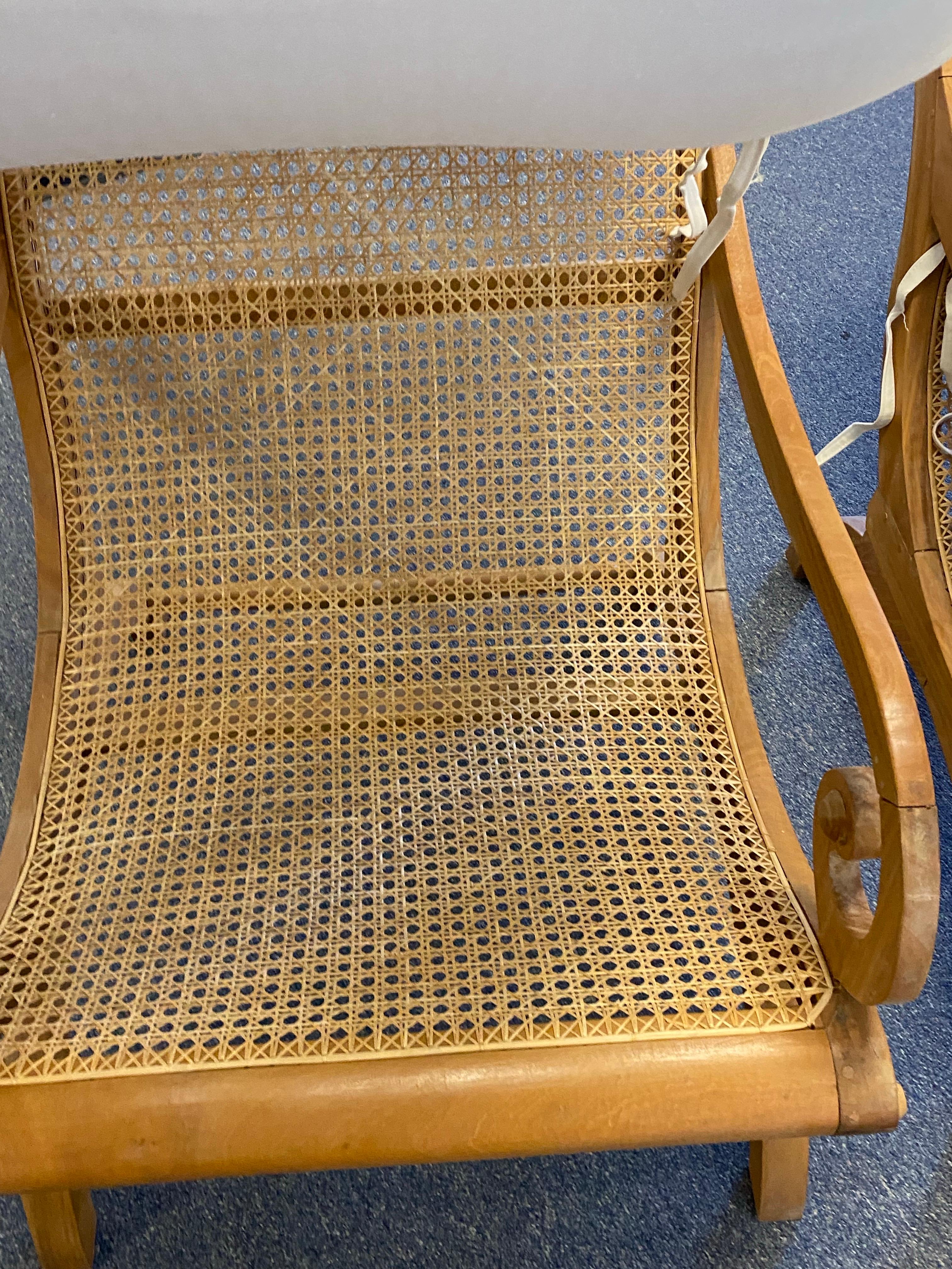 Pareja de sillones de salón de madera satinada y caña de Ceilán del siglo XIX Hecho a mano en venta