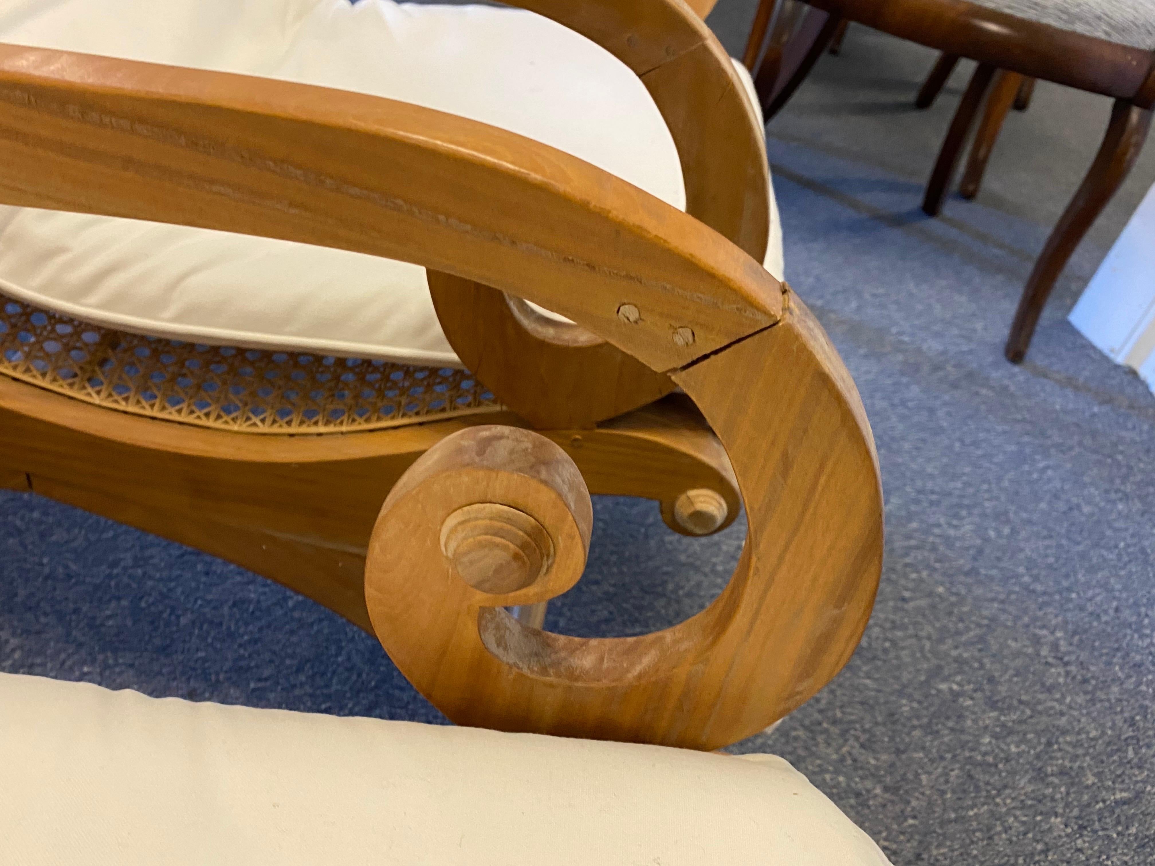 Pareja de sillones de salón de madera satinada y caña de Ceilán del siglo XIX en Bueno estado para la venta en Southampton, NY