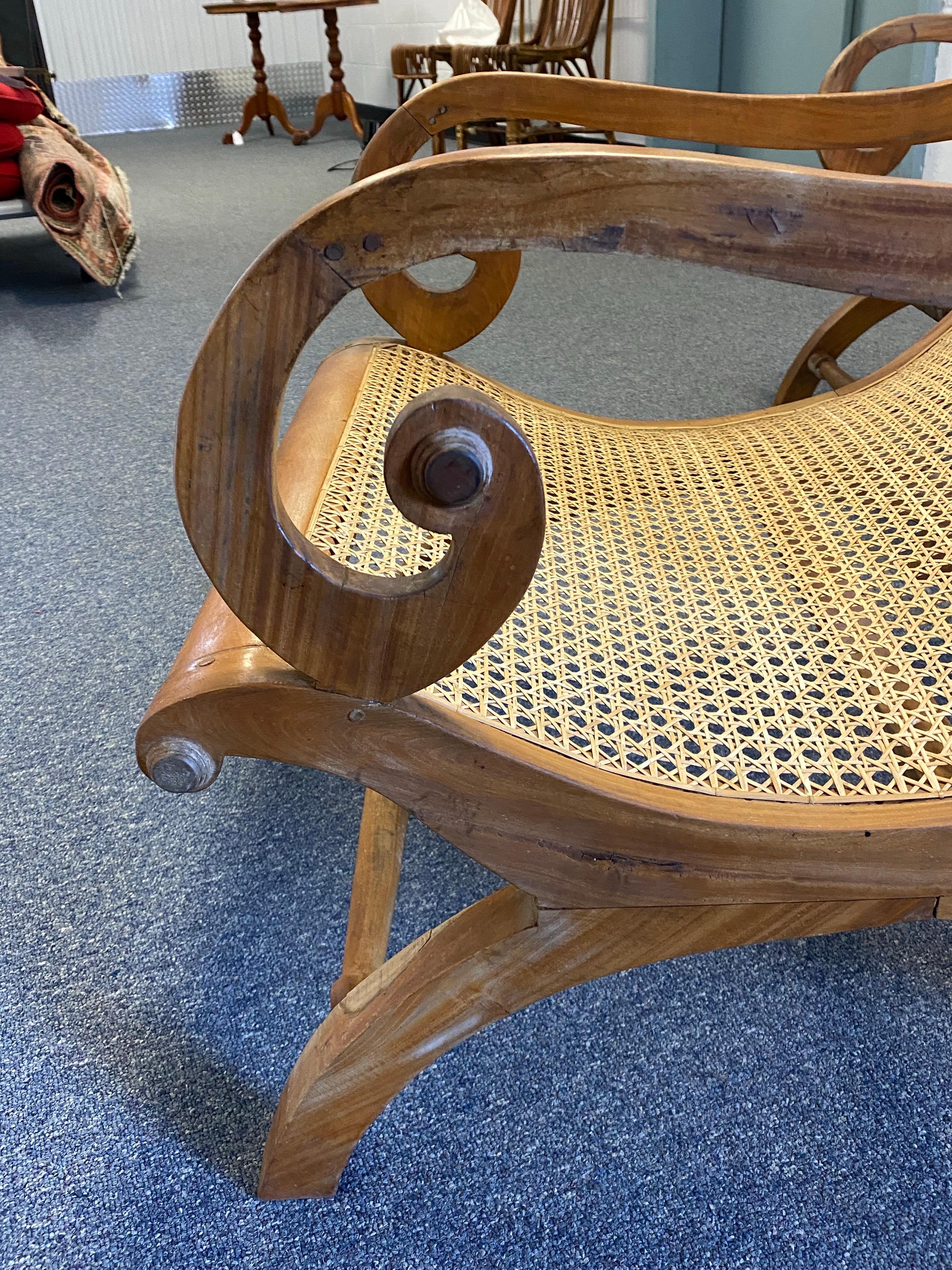 Pareja de sillones de salón de madera satinada y caña de Ceilán del siglo XIX en venta 1