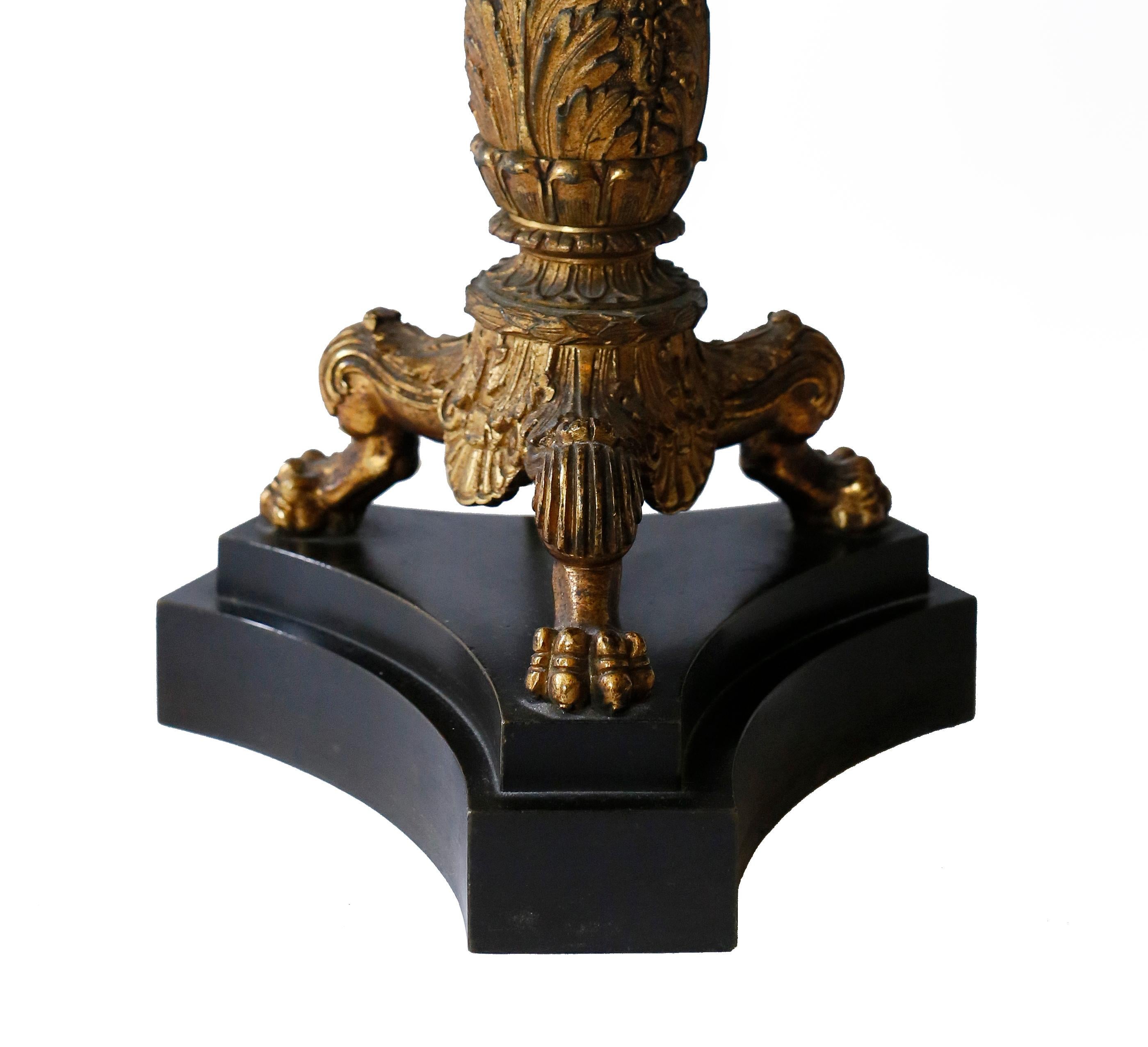 Milieu du XIXe siècle Paire de candélabres Charles X du 19ème siècle en bronze doré en vente