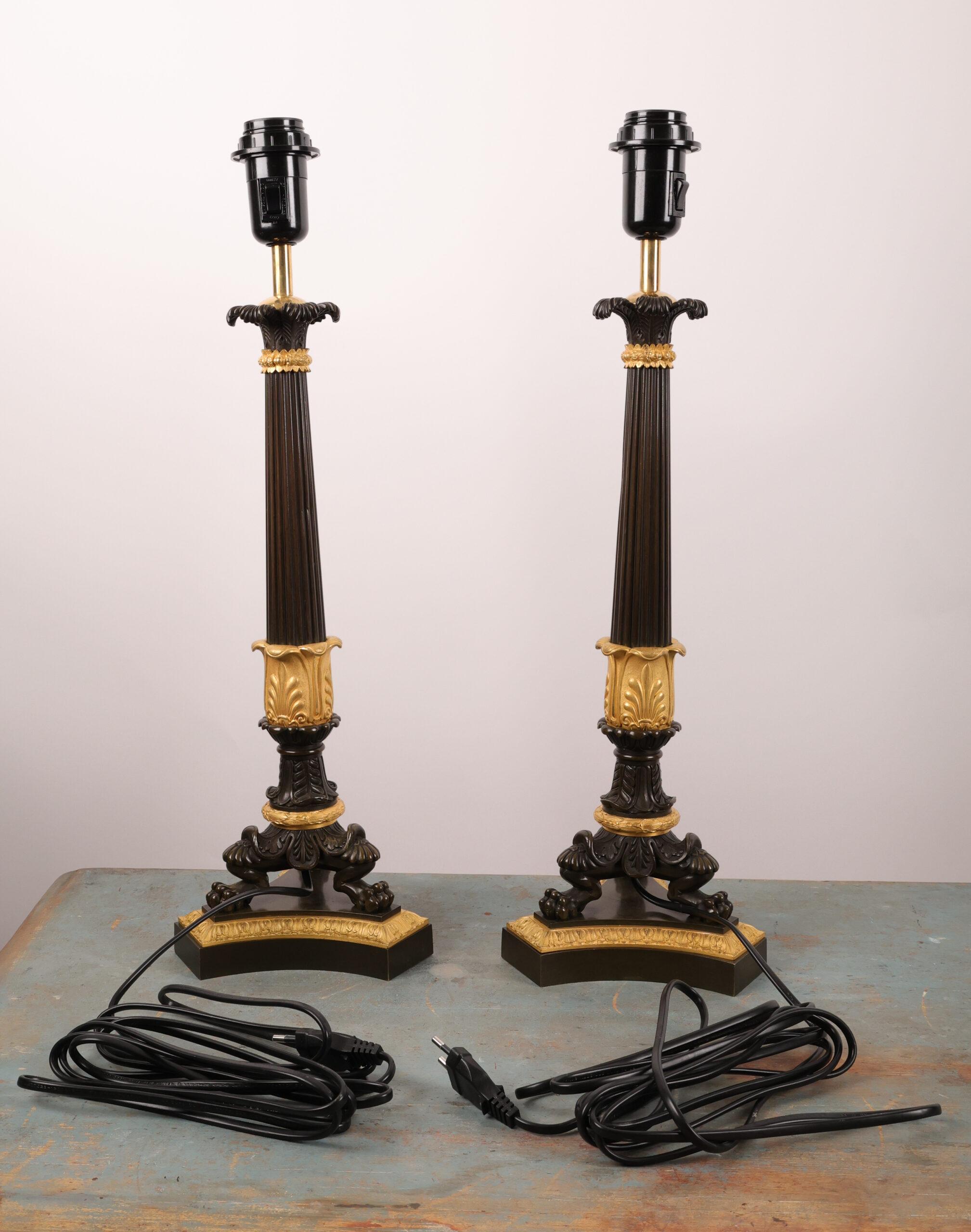 Una coppia di basi per lampade di ottima fattura, francesi, degli anni '30 del XIX secolo, in stile Charles X. In origine si trattava di una coppia di candelabri che nel frattempo sono stati trasformati. Sono realizzati in bronzo dorato a fuoco con