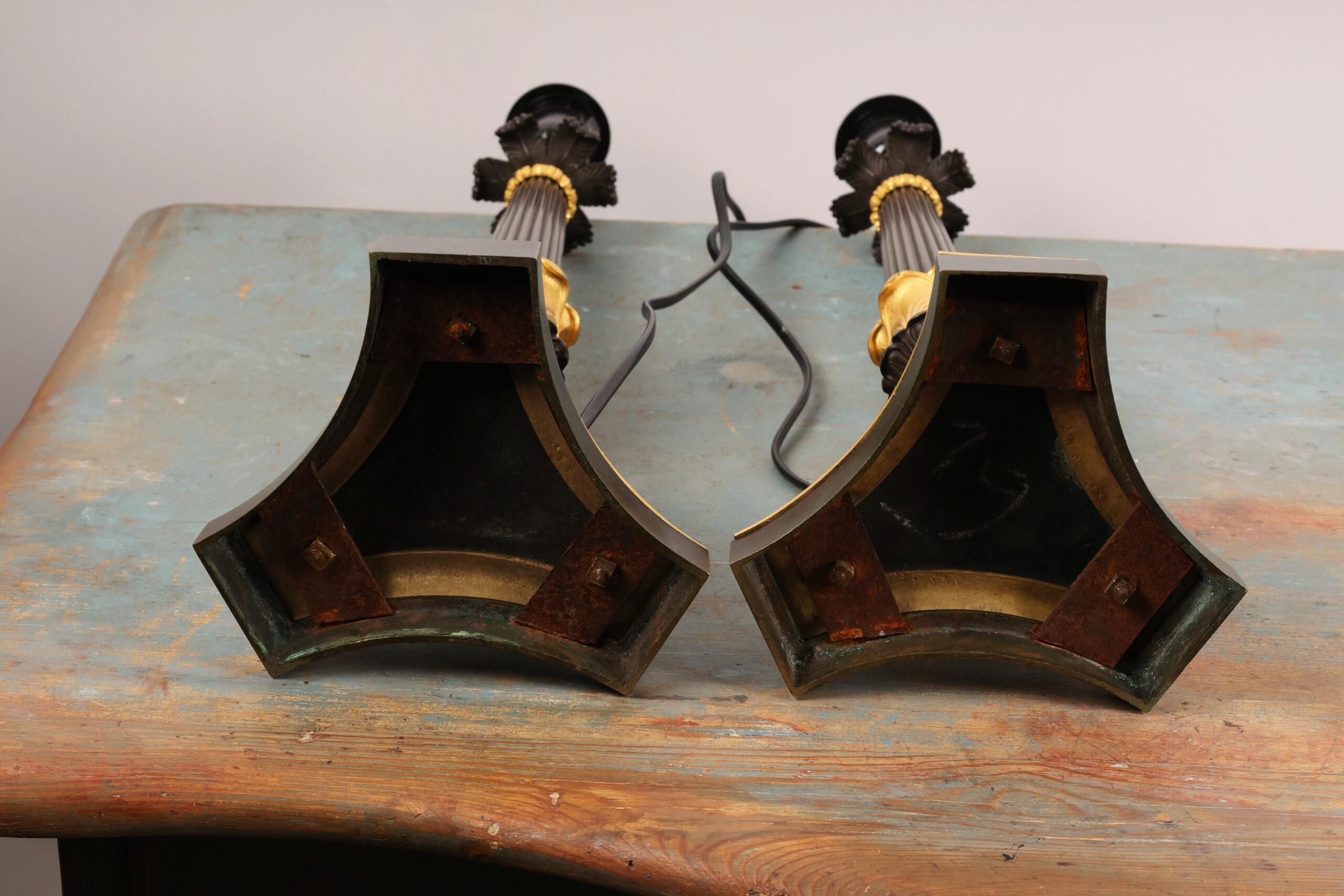 Coppia di  Basi per lampade a candelabro Charles X del 19° secolo In condizioni buone in vendita a Ljungby, SE
