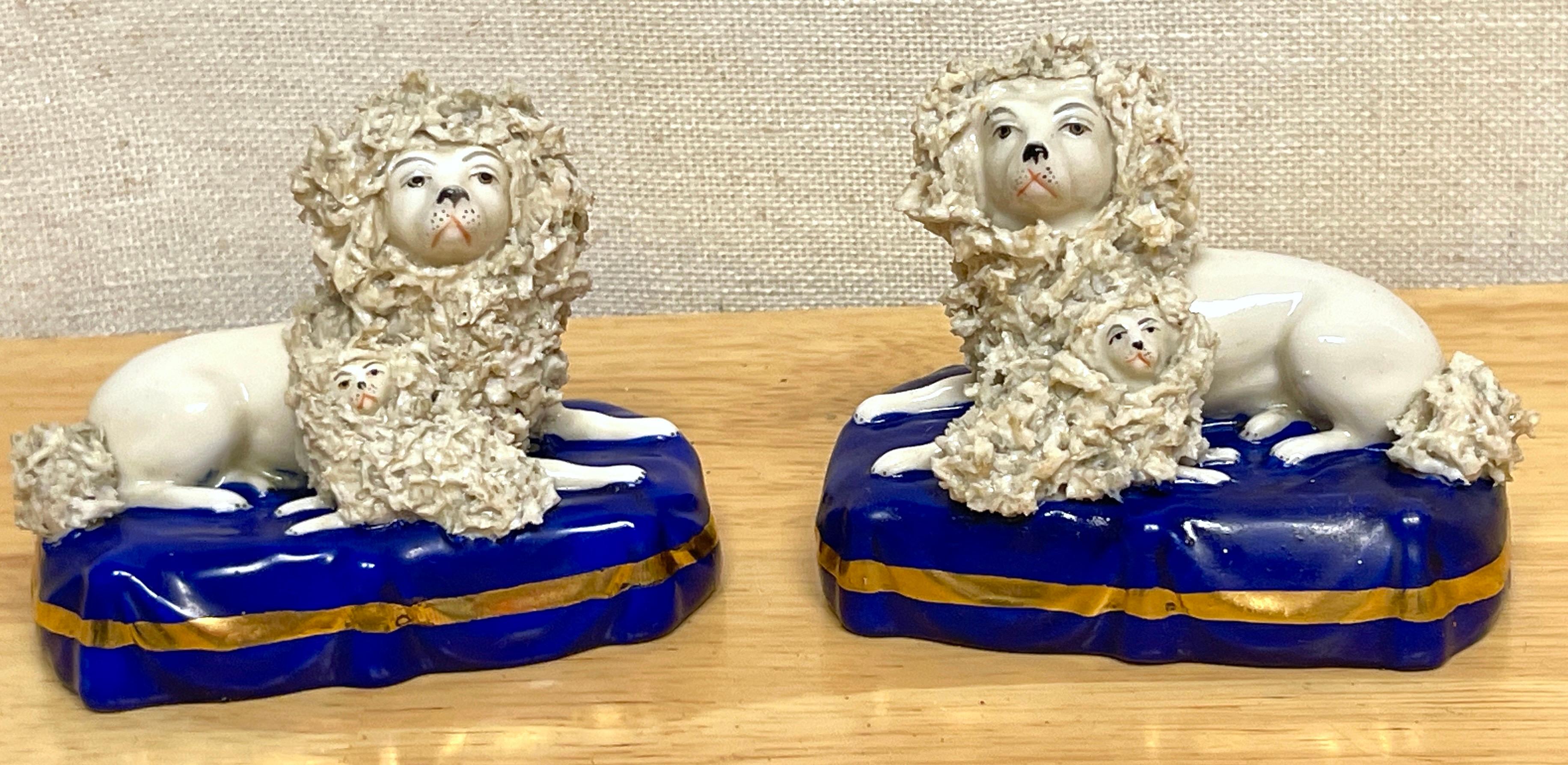 Pareja de figuras de porcelana de Chelsea del siglo XIX de caniches y cachorros sentados 
Inglaterra, hacia 1850
Un raro hallazgo, una auténtica pareja de caniches y cachorros de Chelsea Porcelain (atribuidos).
Ambas figuras bien pintadas, con