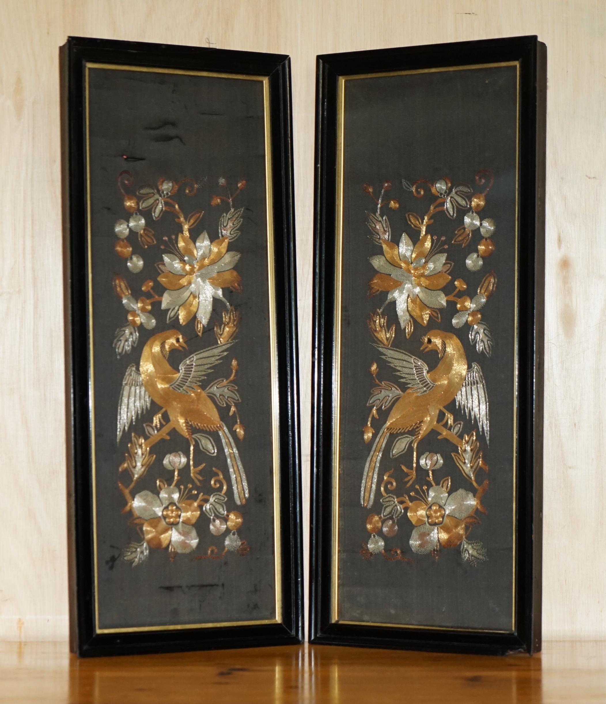 Royal House Antiques

Royal House Antiques freut sich, dieses atemberaubende Paar originaler chinesischer Wandteppiche mit Gold- und Silberfäden auf Seide aus der Zeit um 1880 zum Verkauf anbieten zu können, die chinesische Vögel in floraler