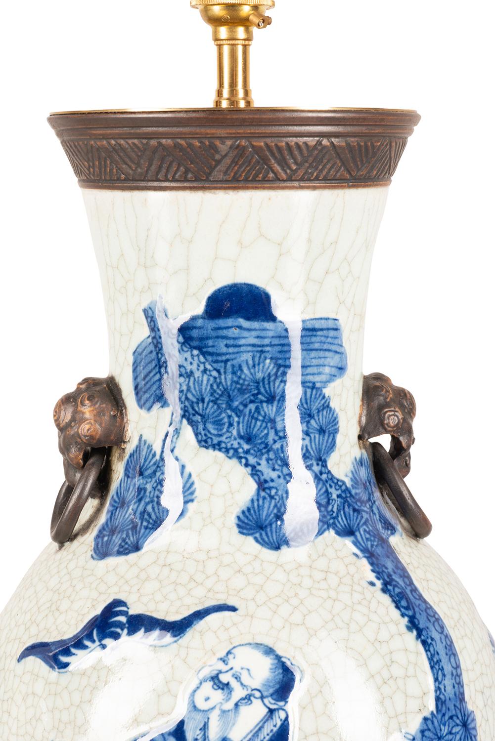 Exportation chinoise Paire de vases/lampes chinoises en verre craquelé bleu et blanc en vente