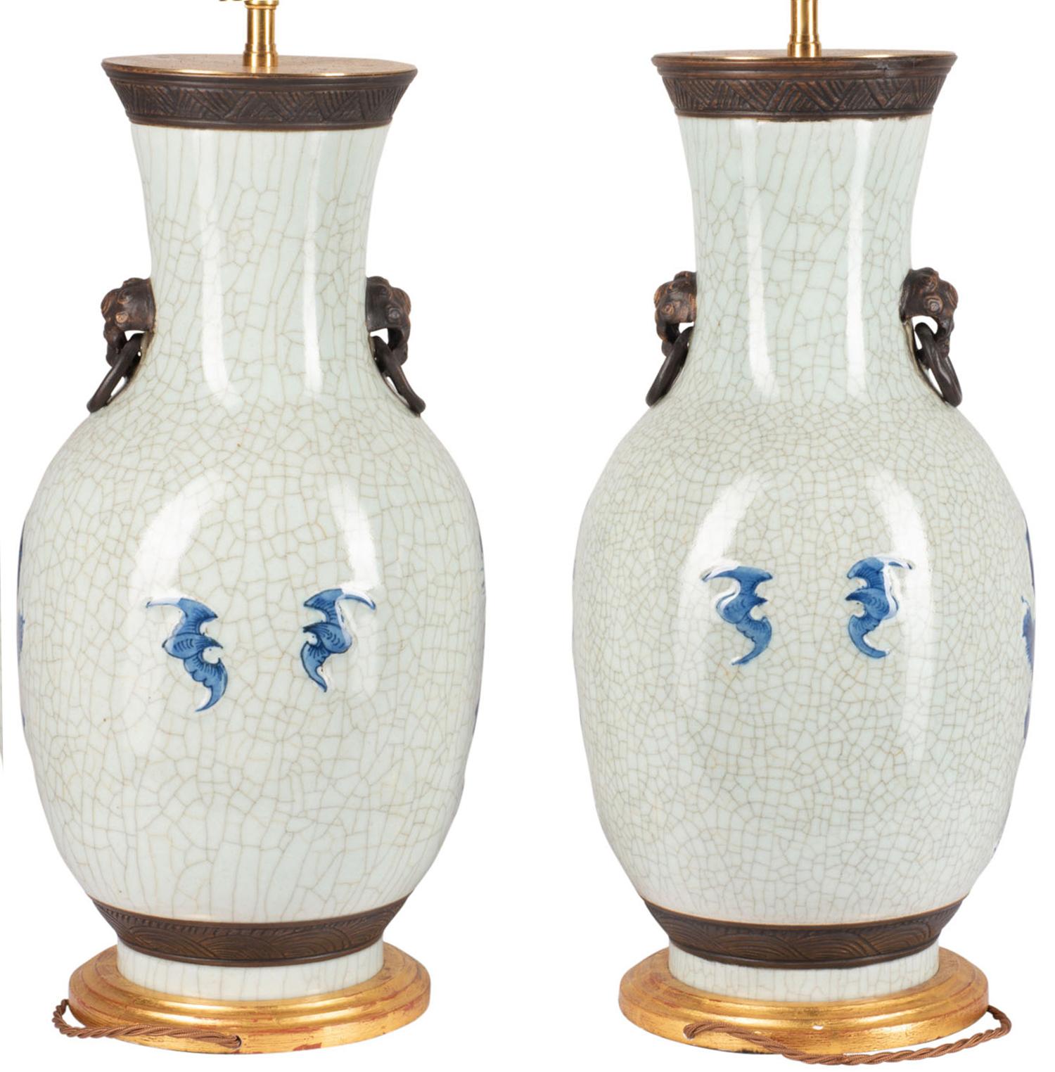Peint à la main Paire de vases/lampes chinoises en verre craquelé bleu et blanc en vente