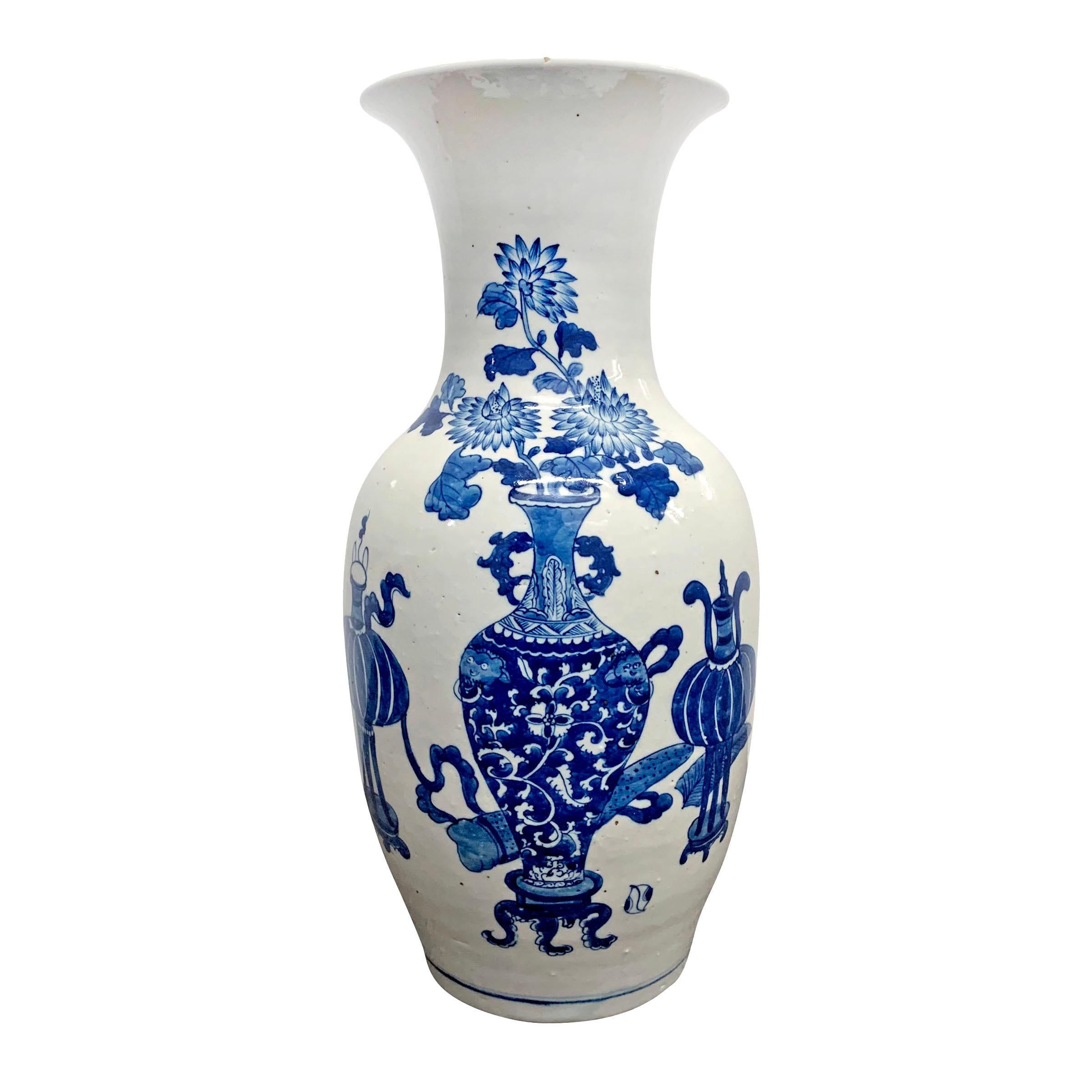 Chinoiserie Pair of 19th Century Chinese Blue and White Vases For Sale