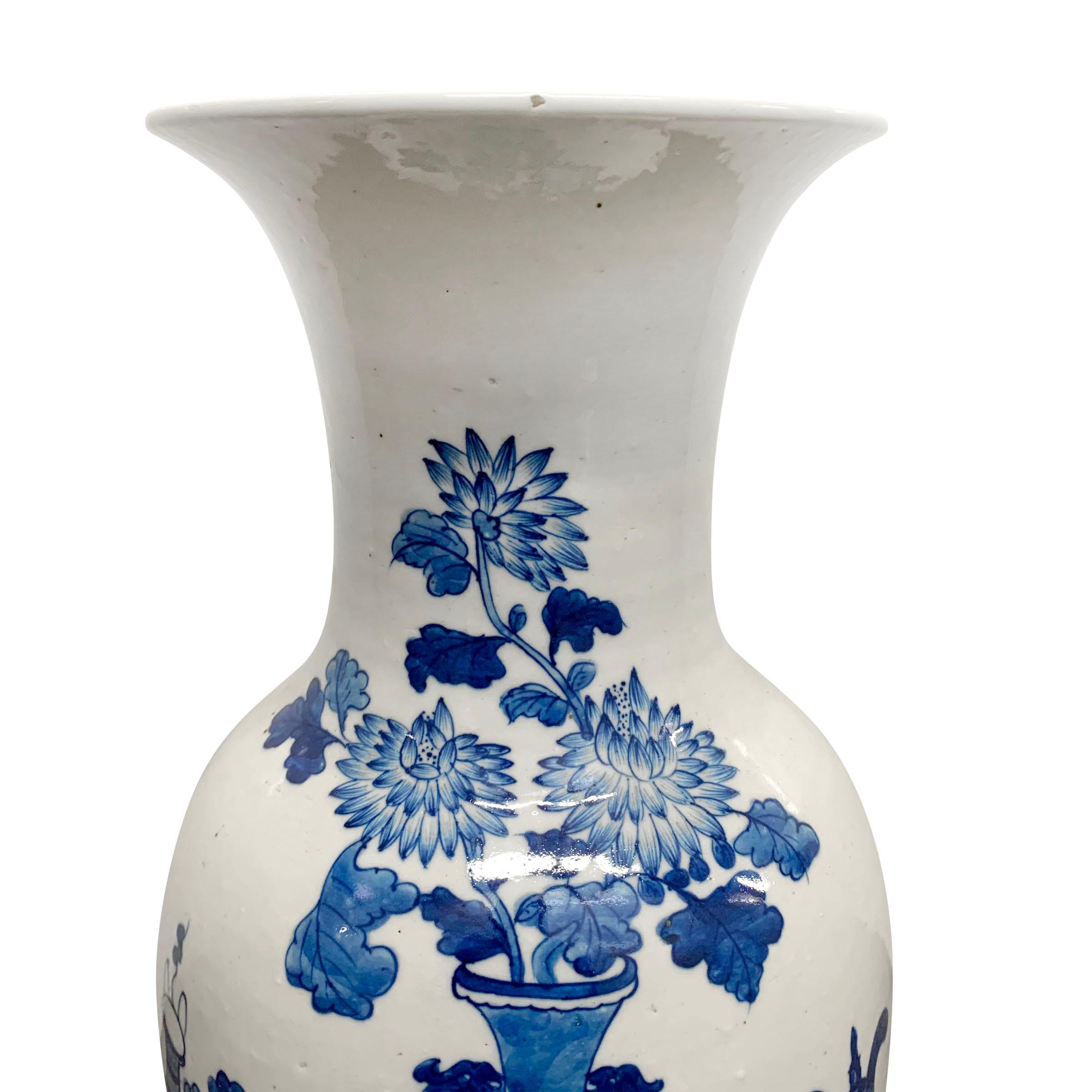 Pair of 19th Century Chinese Blue and White Vases In Good Condition For Sale In Chicago, IL