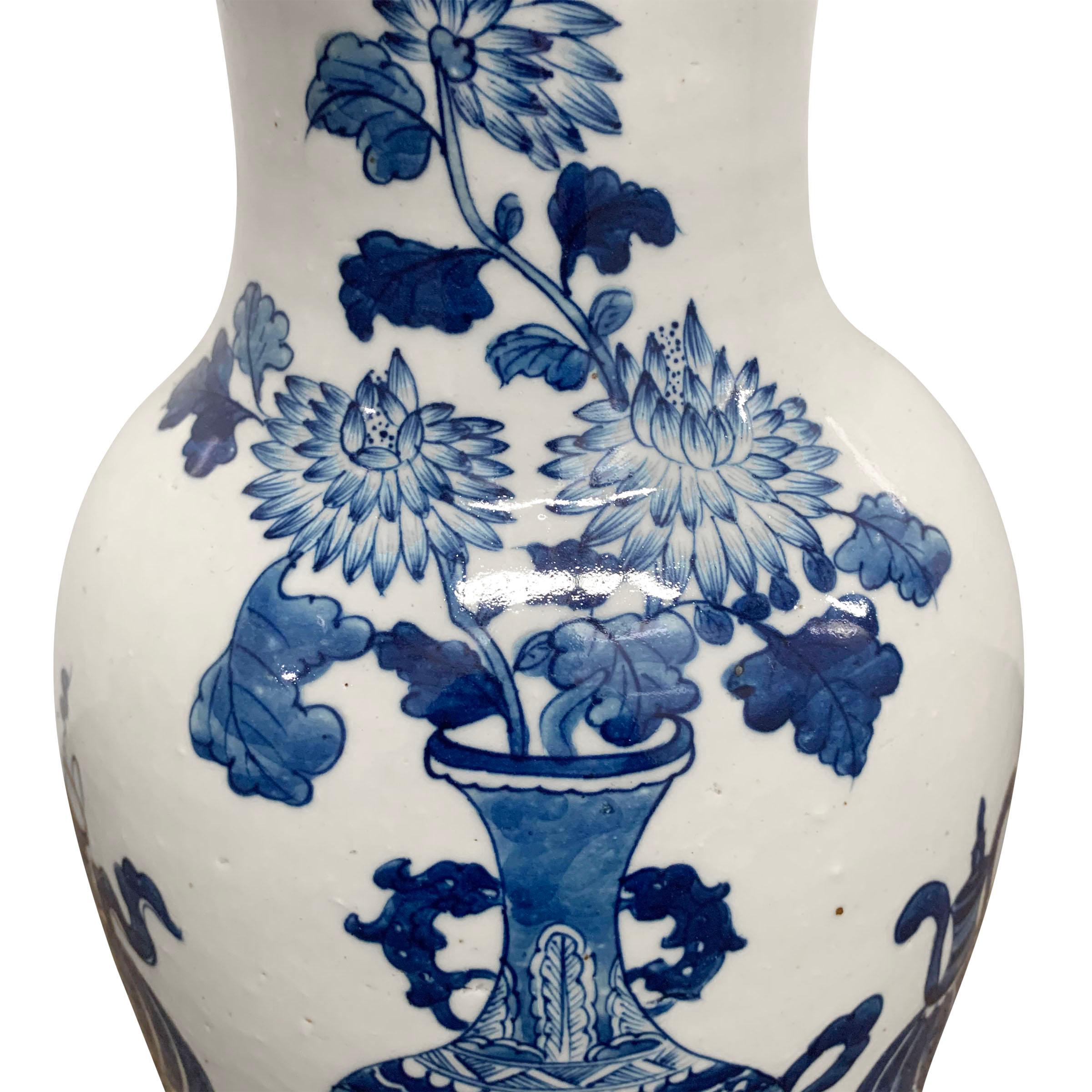 Pair of 19th Century Chinese Blue and White Vases For Sale 1