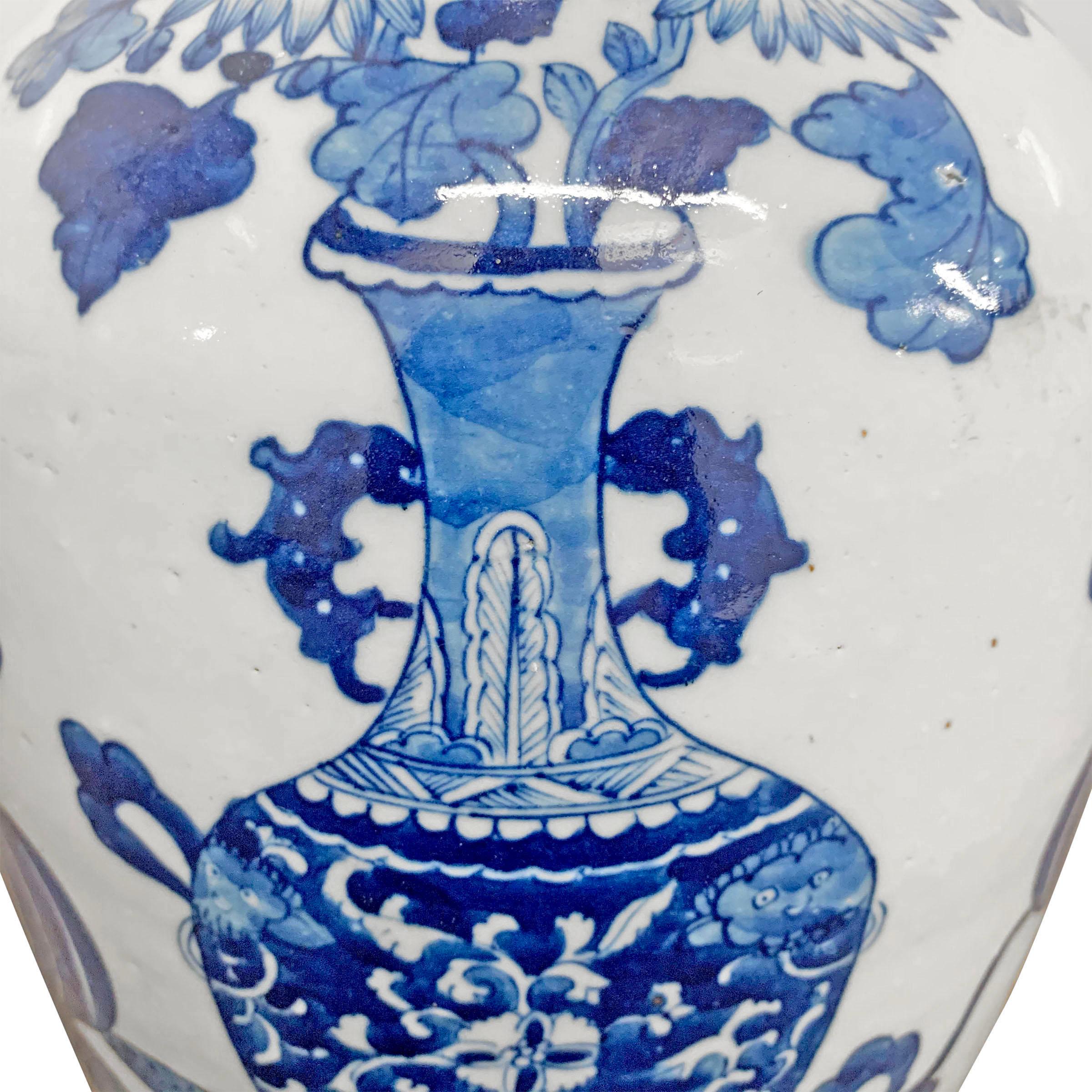 Pair of 19th Century Chinese Blue and White Vases For Sale 3