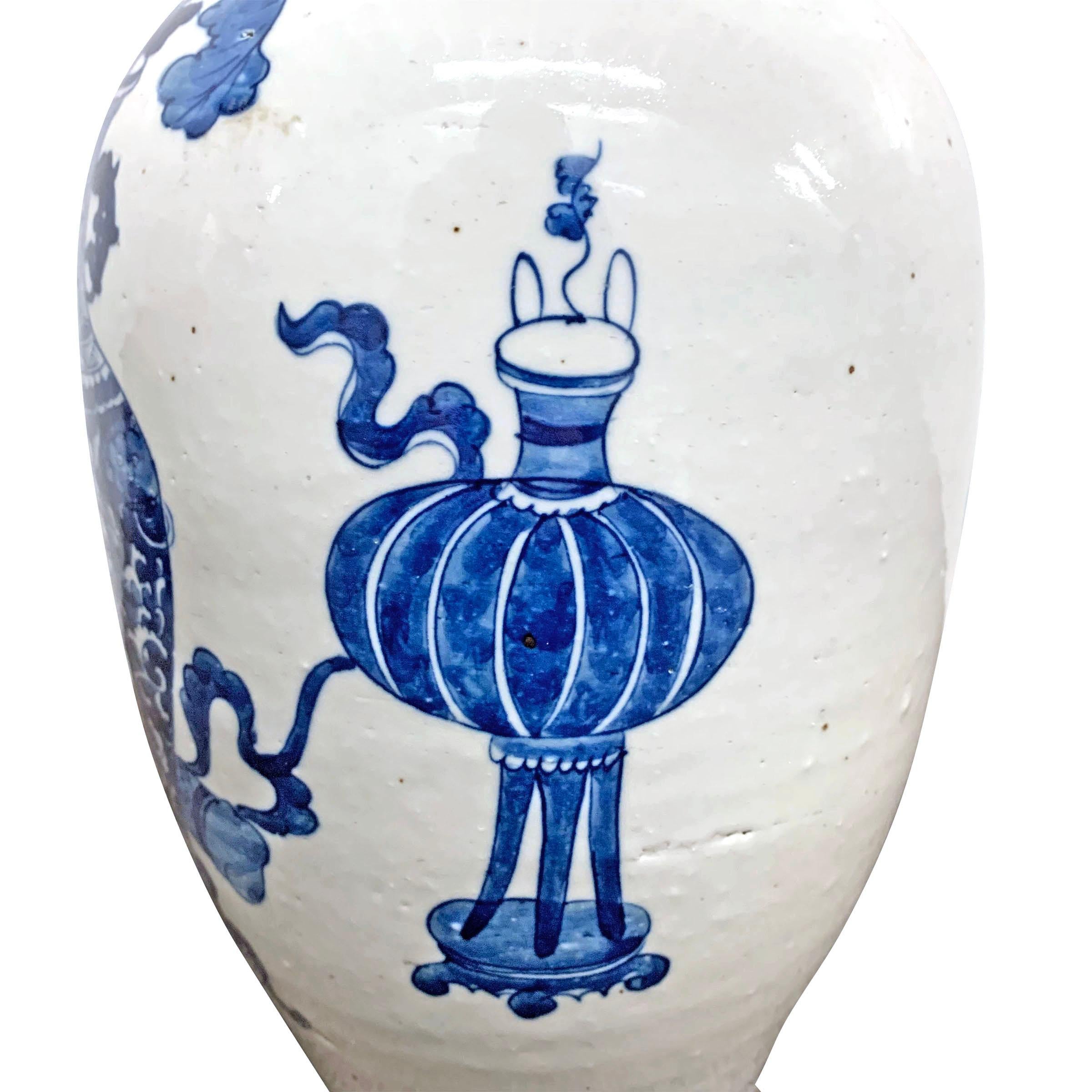 Pair of 19th Century Chinese Blue and White Vases For Sale 4