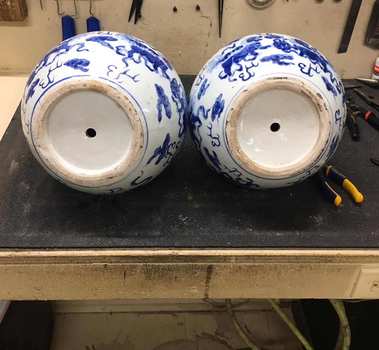 Pair of 19th century Chinese blue and white porcelain vases as lamps on giltwood bases
fine quality
Brand new wiring.