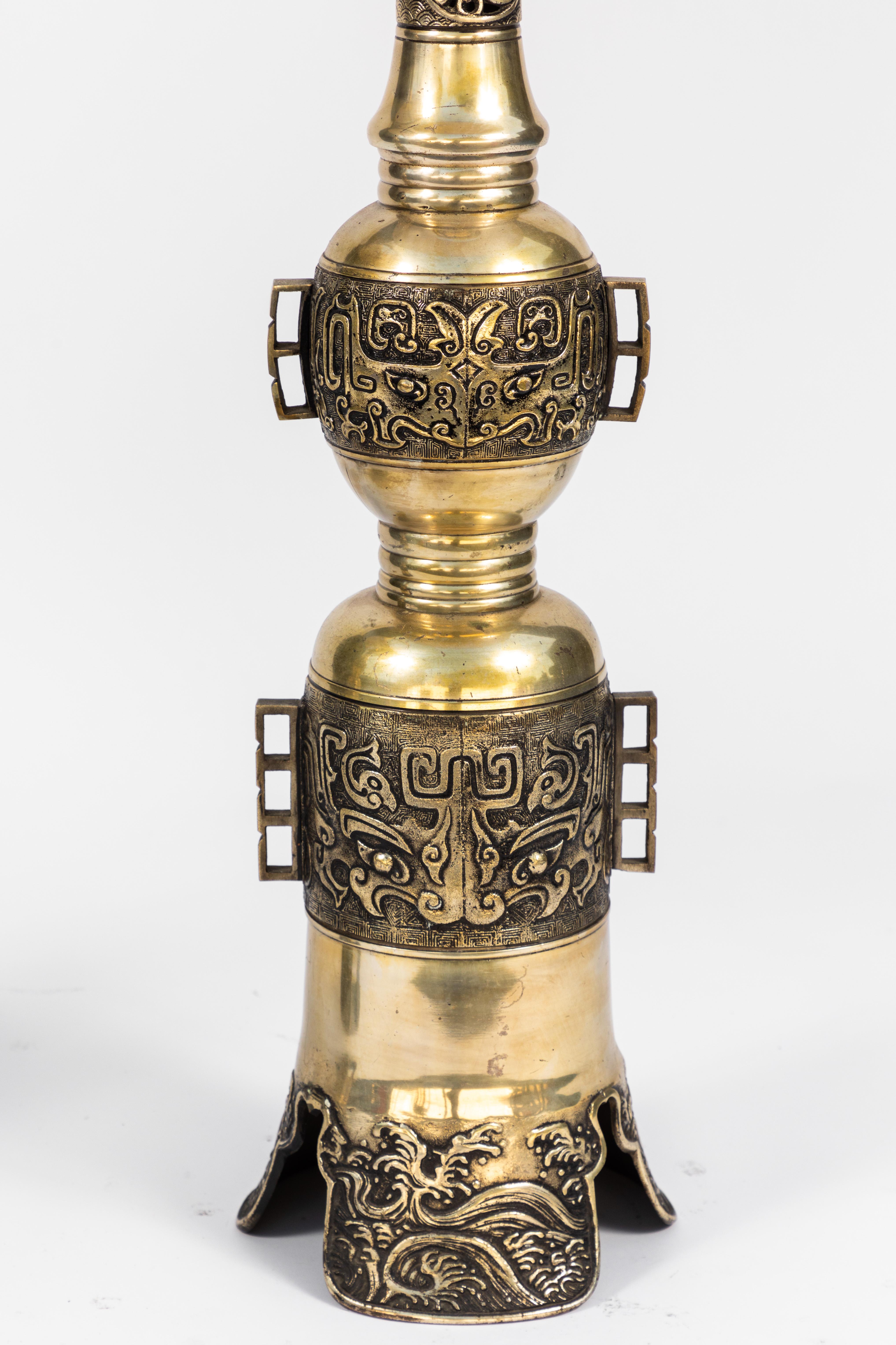 Paar chinesische Bronze-Altarständer-Lampen aus dem 19. Jahrhundert (Handgefertigt) im Angebot