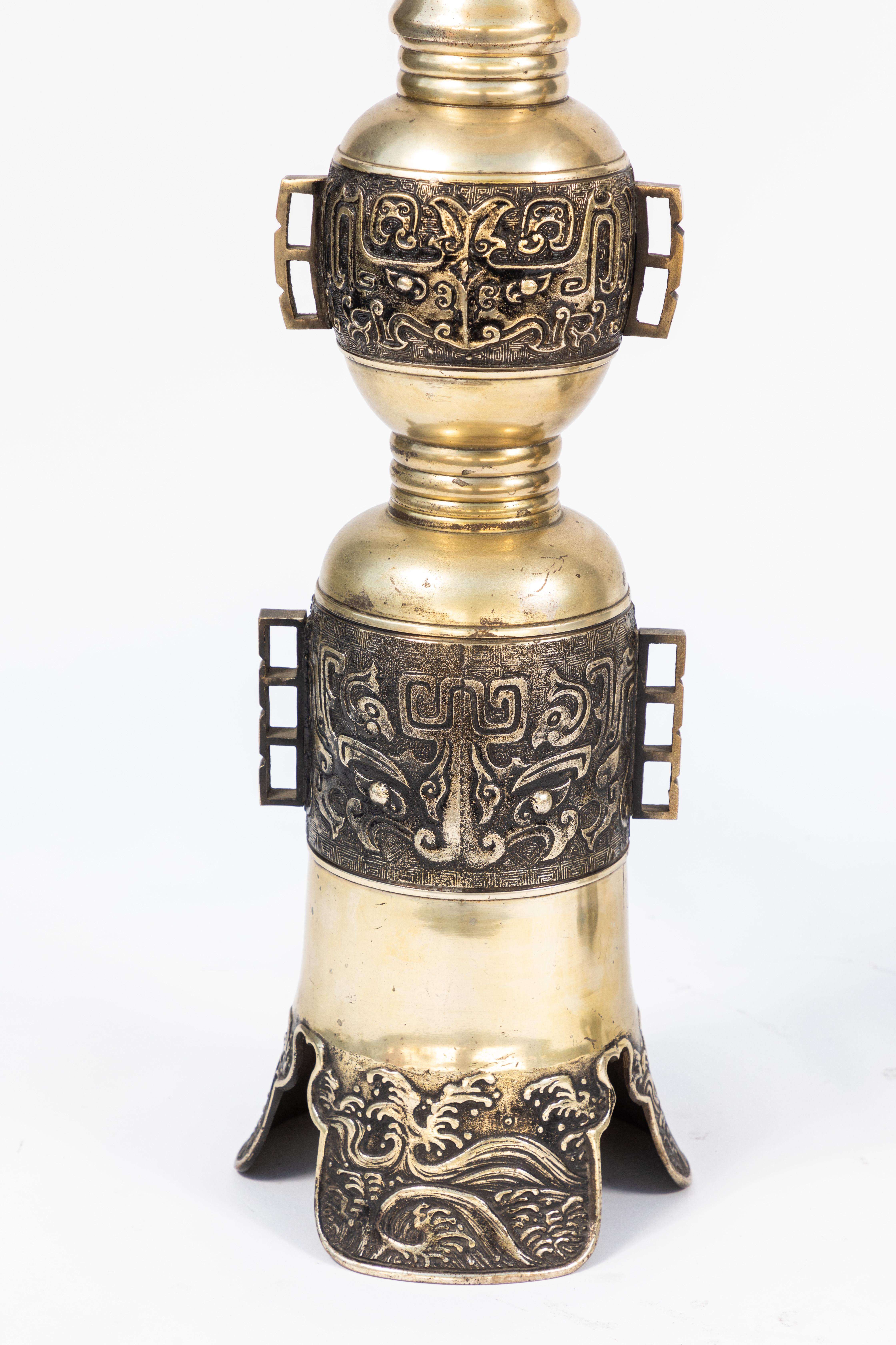 Paar chinesische Bronze-Altarständer-Lampen aus dem 19. Jahrhundert (Pergamentpapier) im Angebot