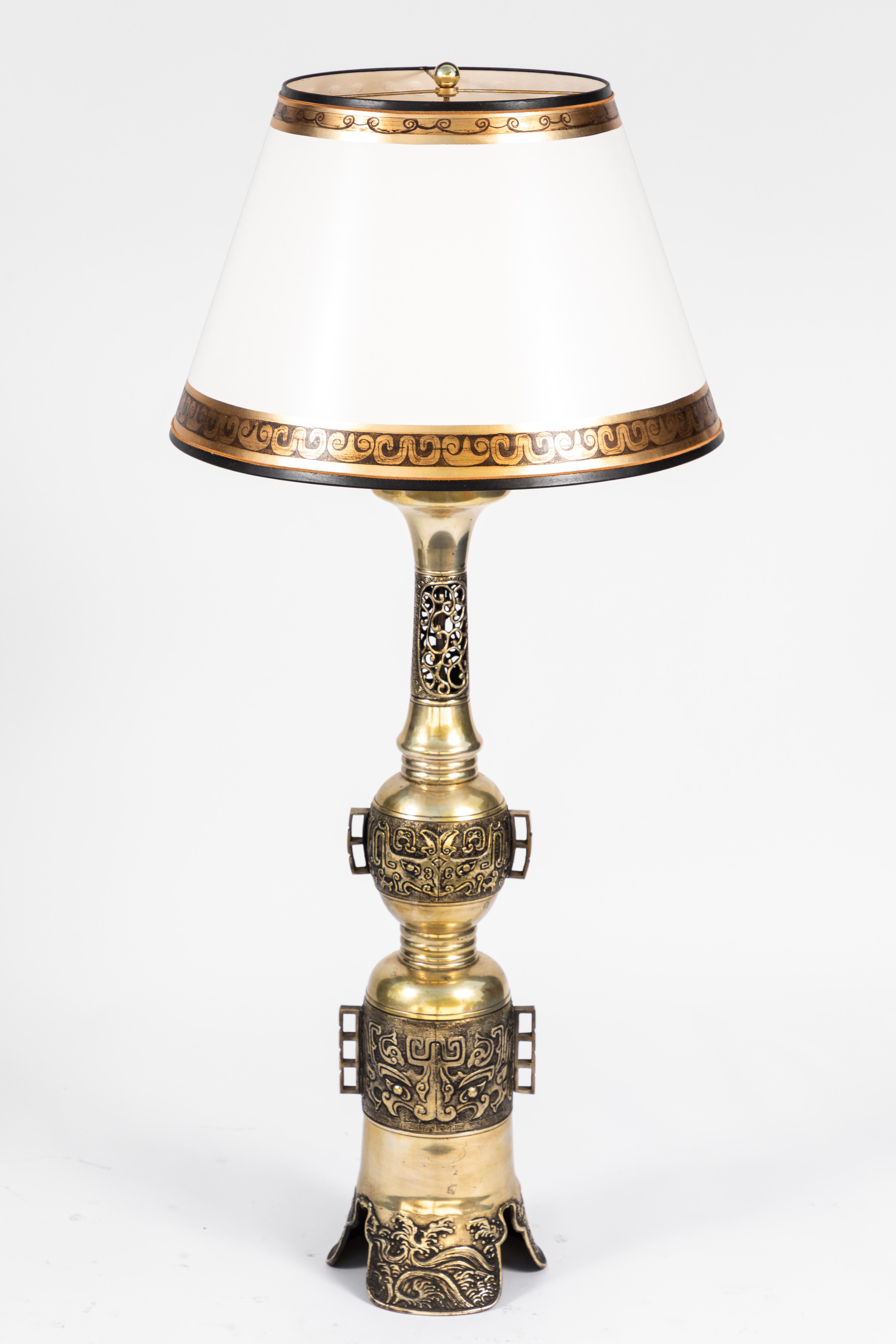 Paar chinesische Bronze-Altarständer-Lampen aus dem 19. Jahrhundert im Angebot 1