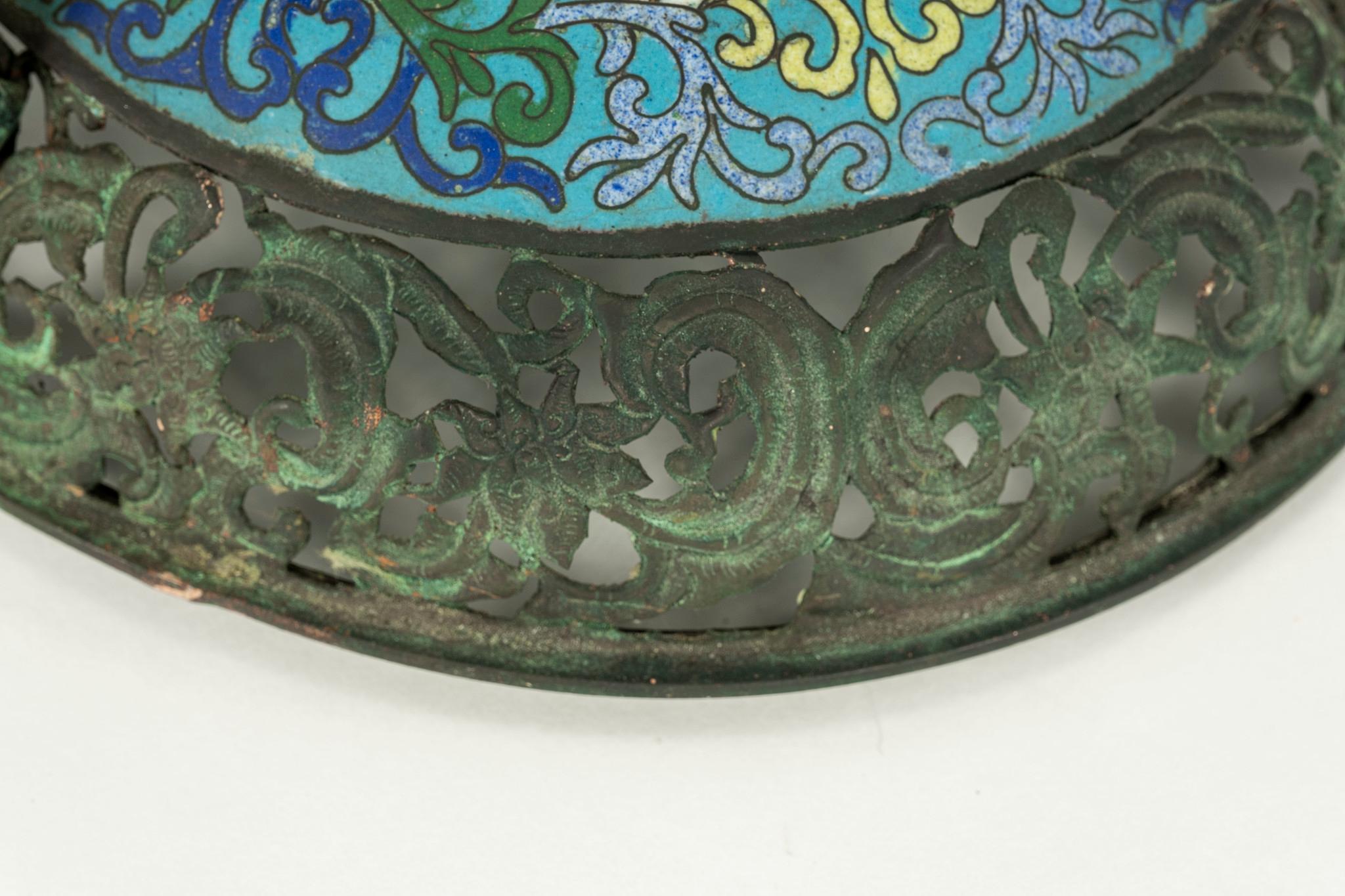 Pair of 19th Century Chinese Bronze Cloisonné Urns For Sale 2