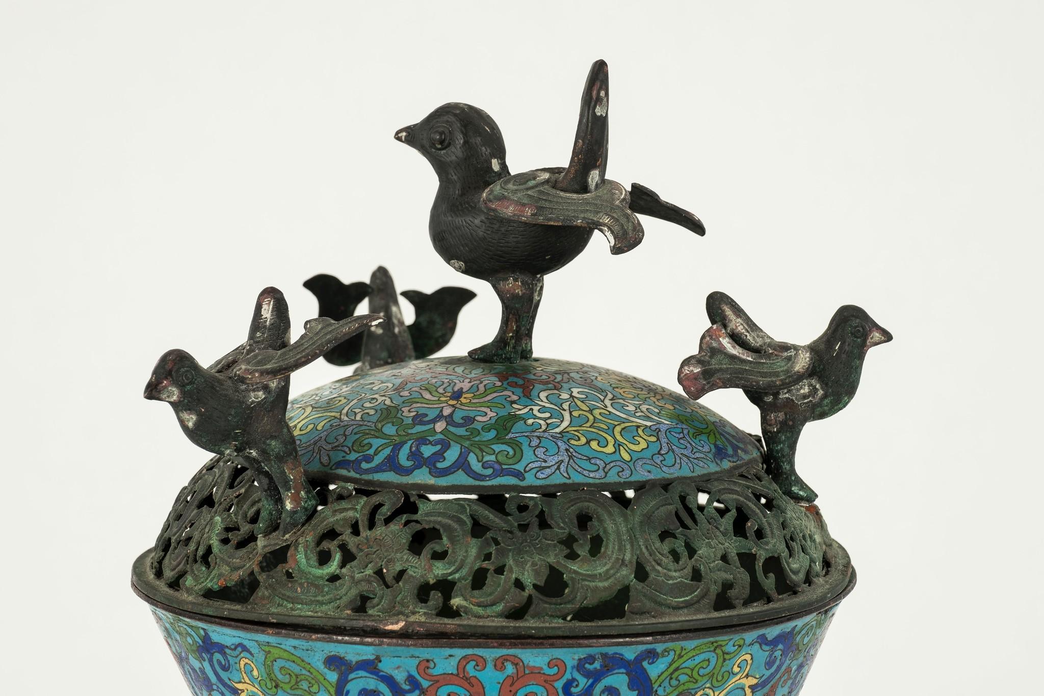 Paar chinesische Bronze-Cloisonné-Urnen aus dem 19. im Angebot 3