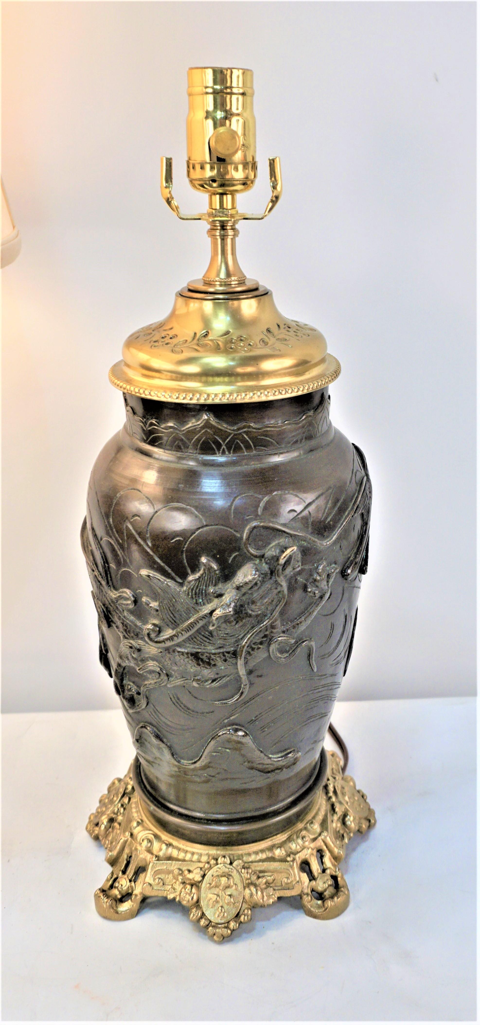 Paire de lampes à huile en bronze du 19e siècle qui ont été électrifiées professionnellement avec une douille à trois voies et équipées d'abat-jour en soie.