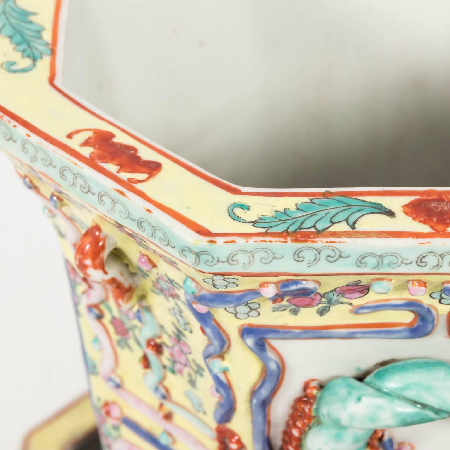 Pair of 19th Century Chinese Cachepots In Good Condition In Stamford, CT