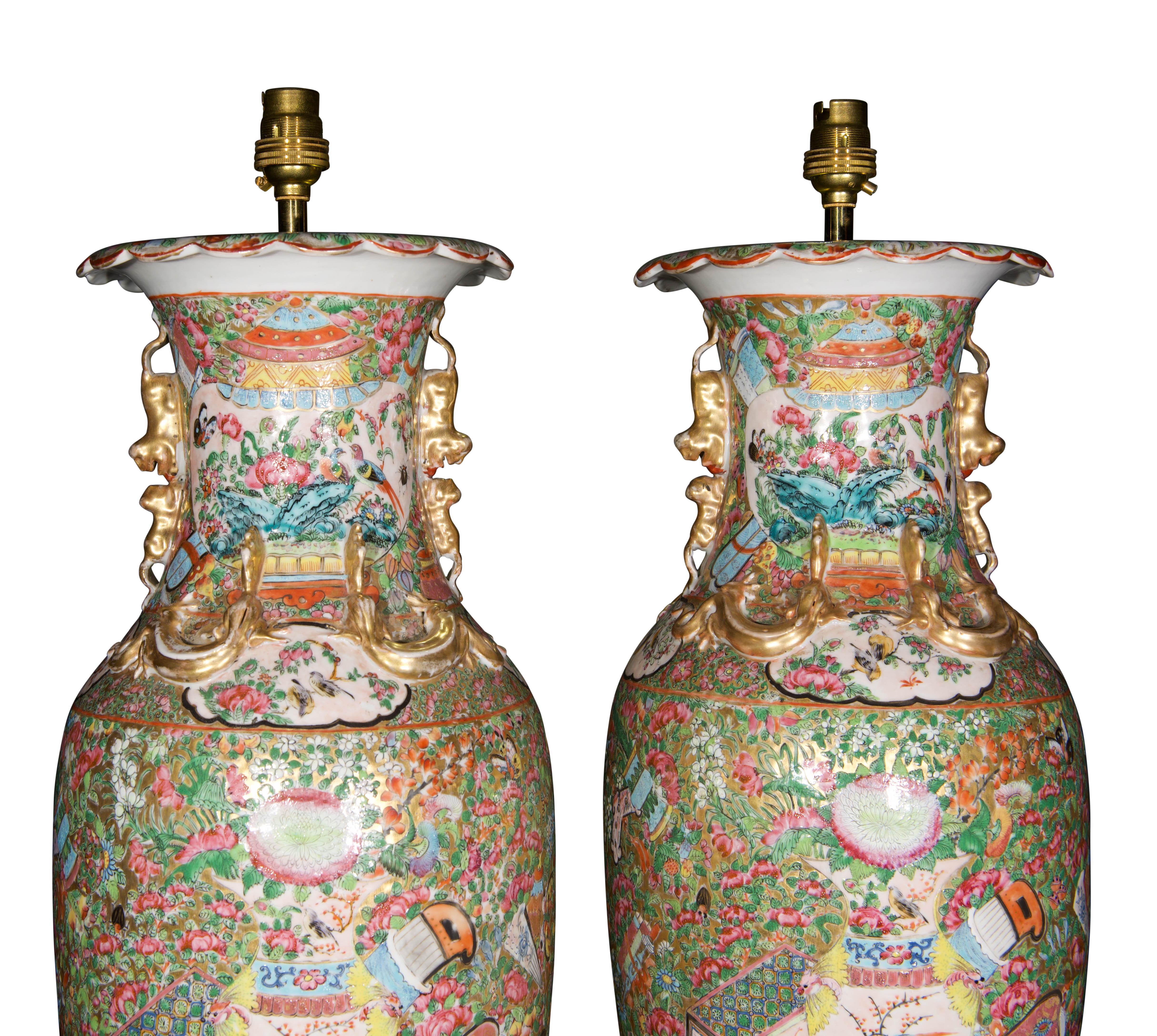 Chinois Paire de lampes de bureau anciennes chinoises en porcelaine de Canton du 19ème siècle, en forme de balustre en vente