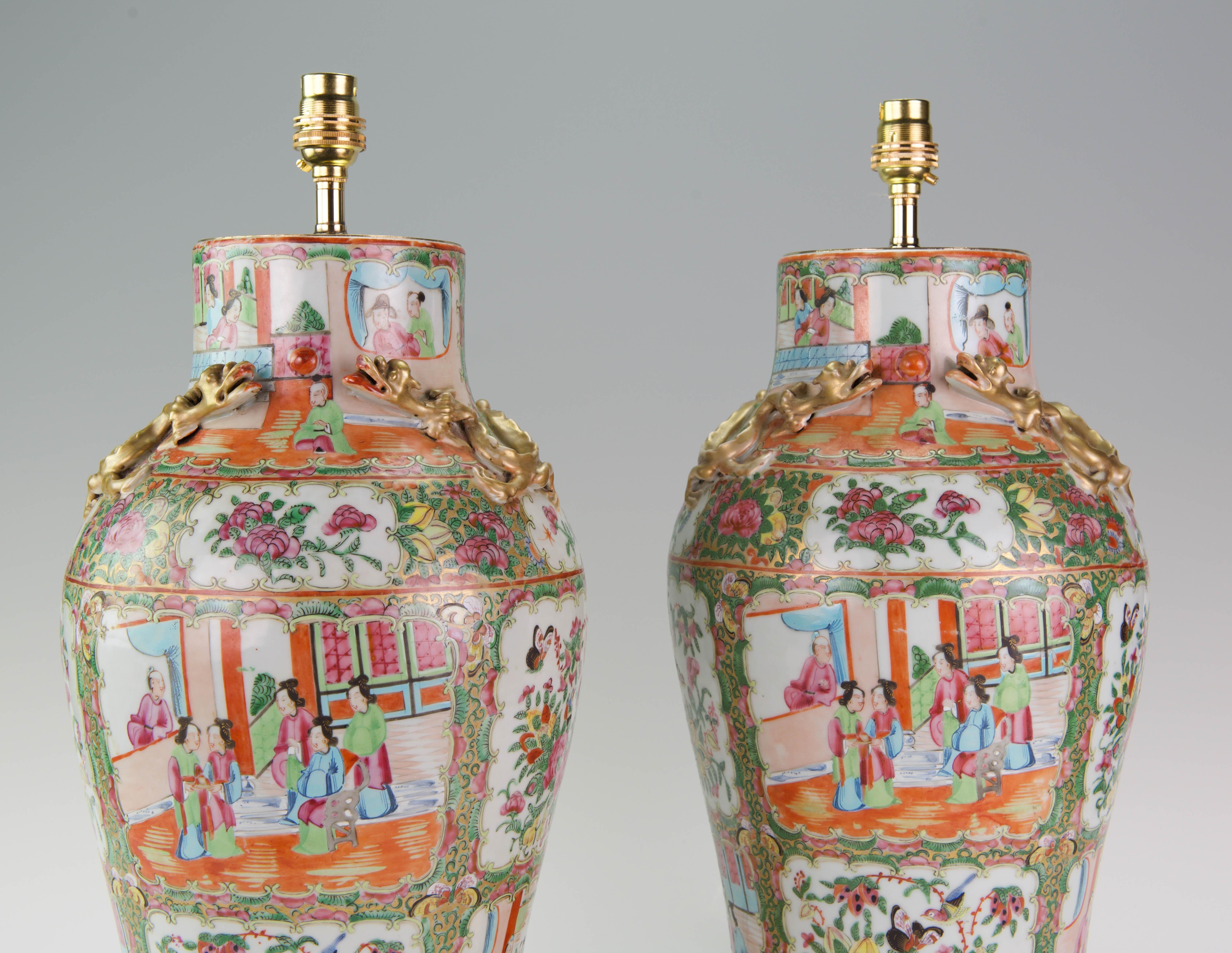 Paar antike chinesische Kanton-Baluster-Porzellan-Tischlampen aus dem 19. Jahrhundert (Glasiert) im Angebot