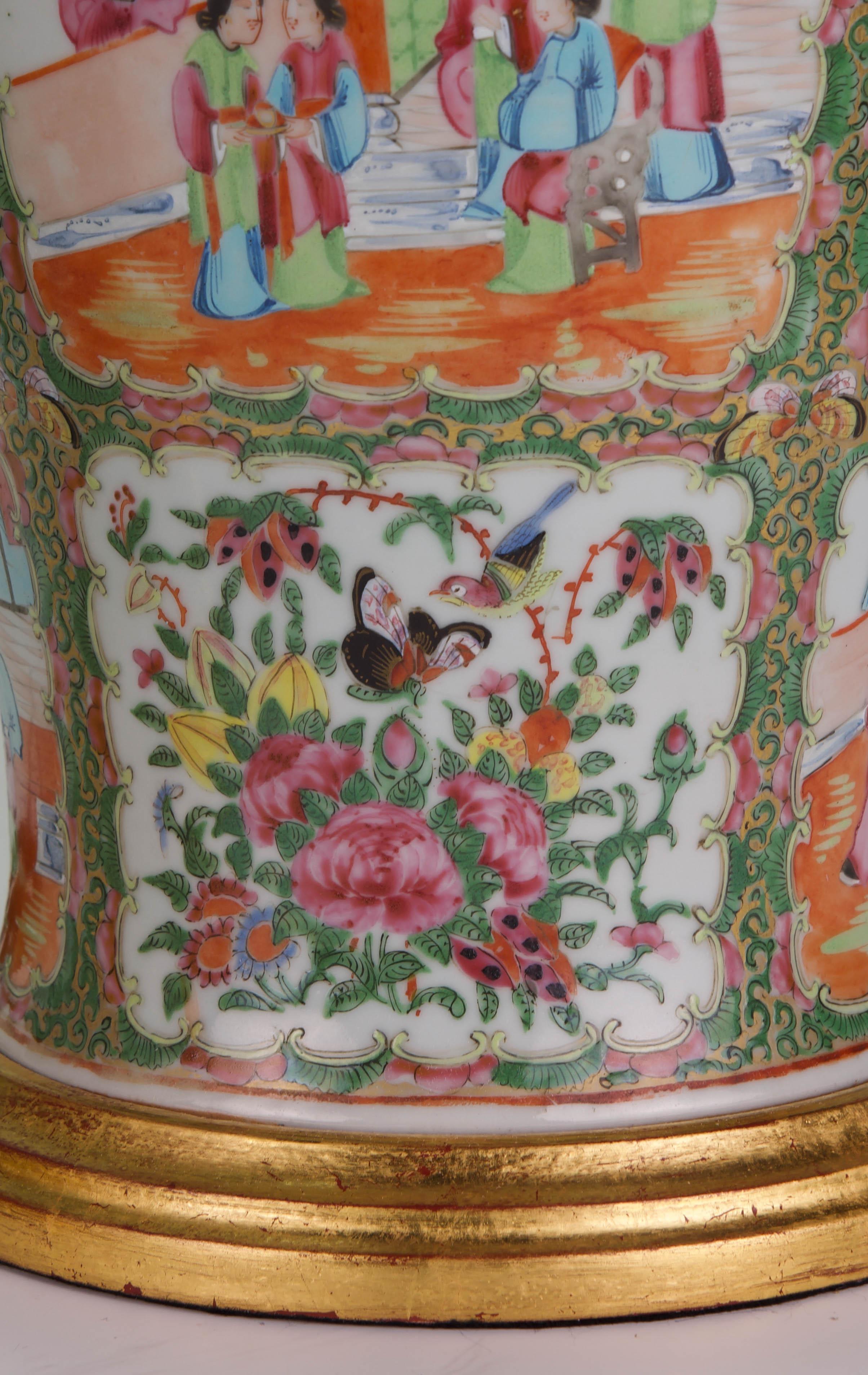 Vernissé Paire de lampes de bureau anciennes chinoises en porcelaine de Canton du 19ème siècle, en forme de balustre en vente