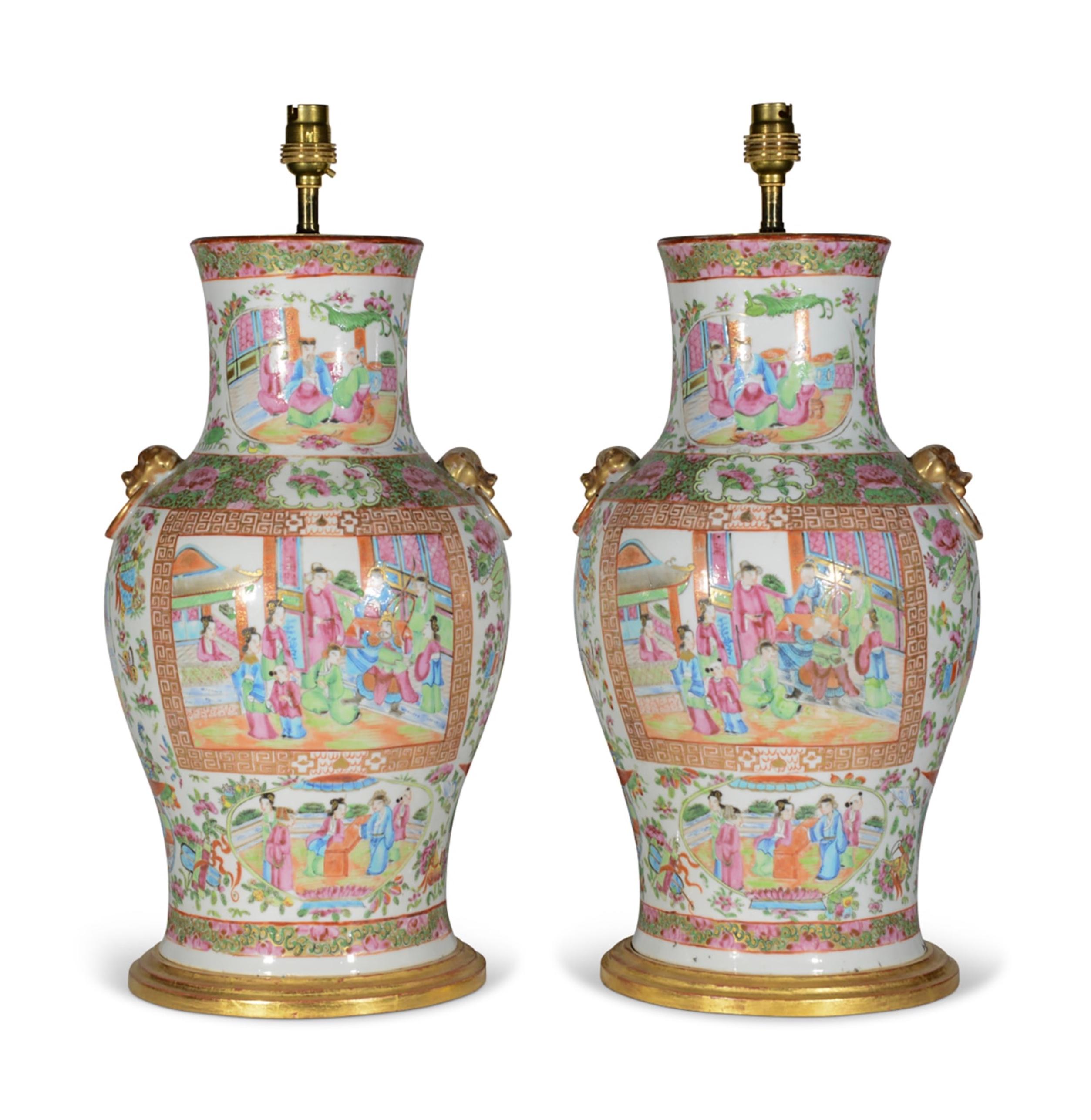 Porcelaine Paire de lampes de bureau anciennes chinoises en porcelaine de Canton du 19ème siècle, en forme de balustre en vente