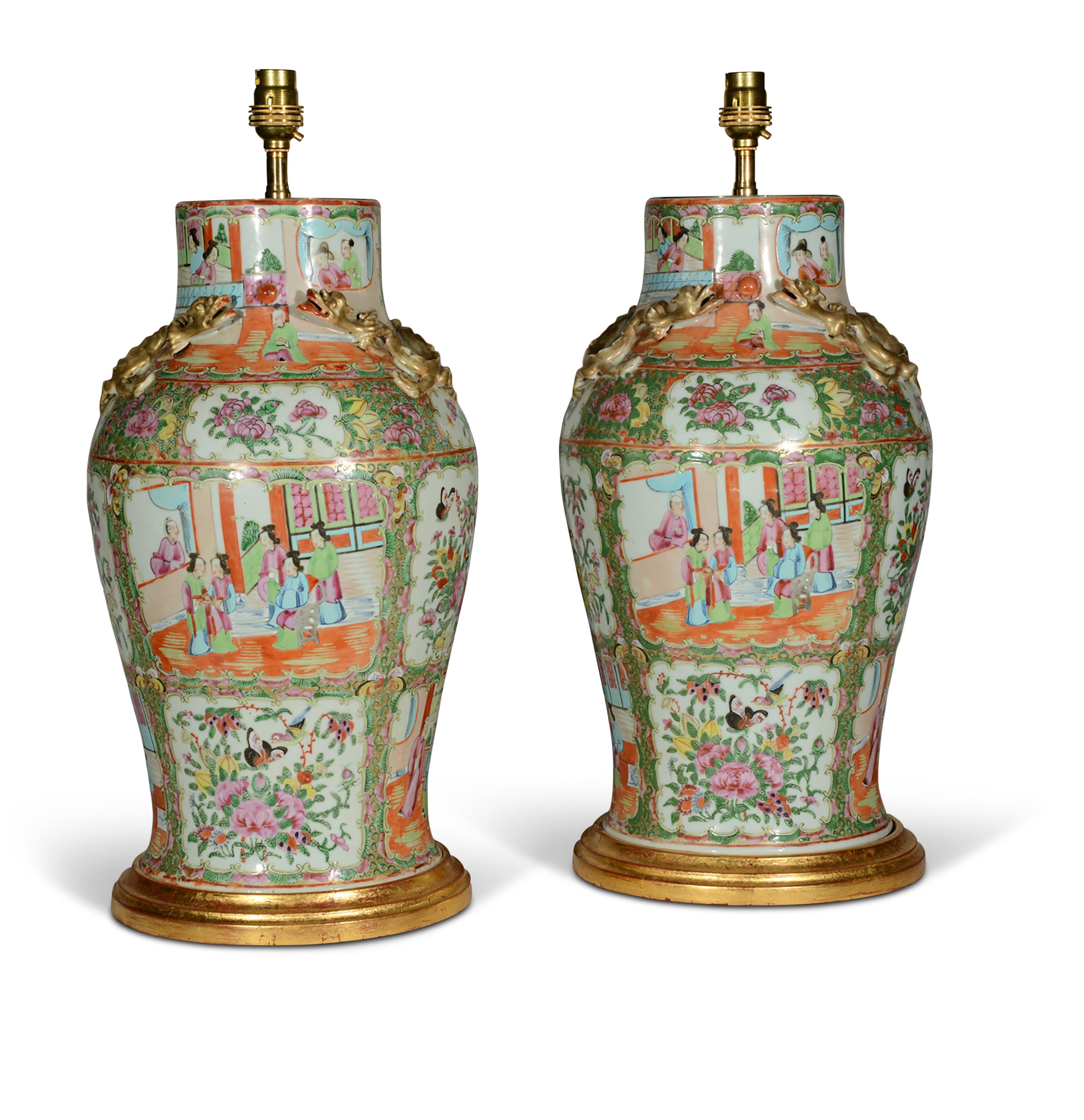Paire de lampes de bureau anciennes chinoises en porcelaine de Canton du 19ème siècle, en forme de balustre Bon état - En vente à London, GB