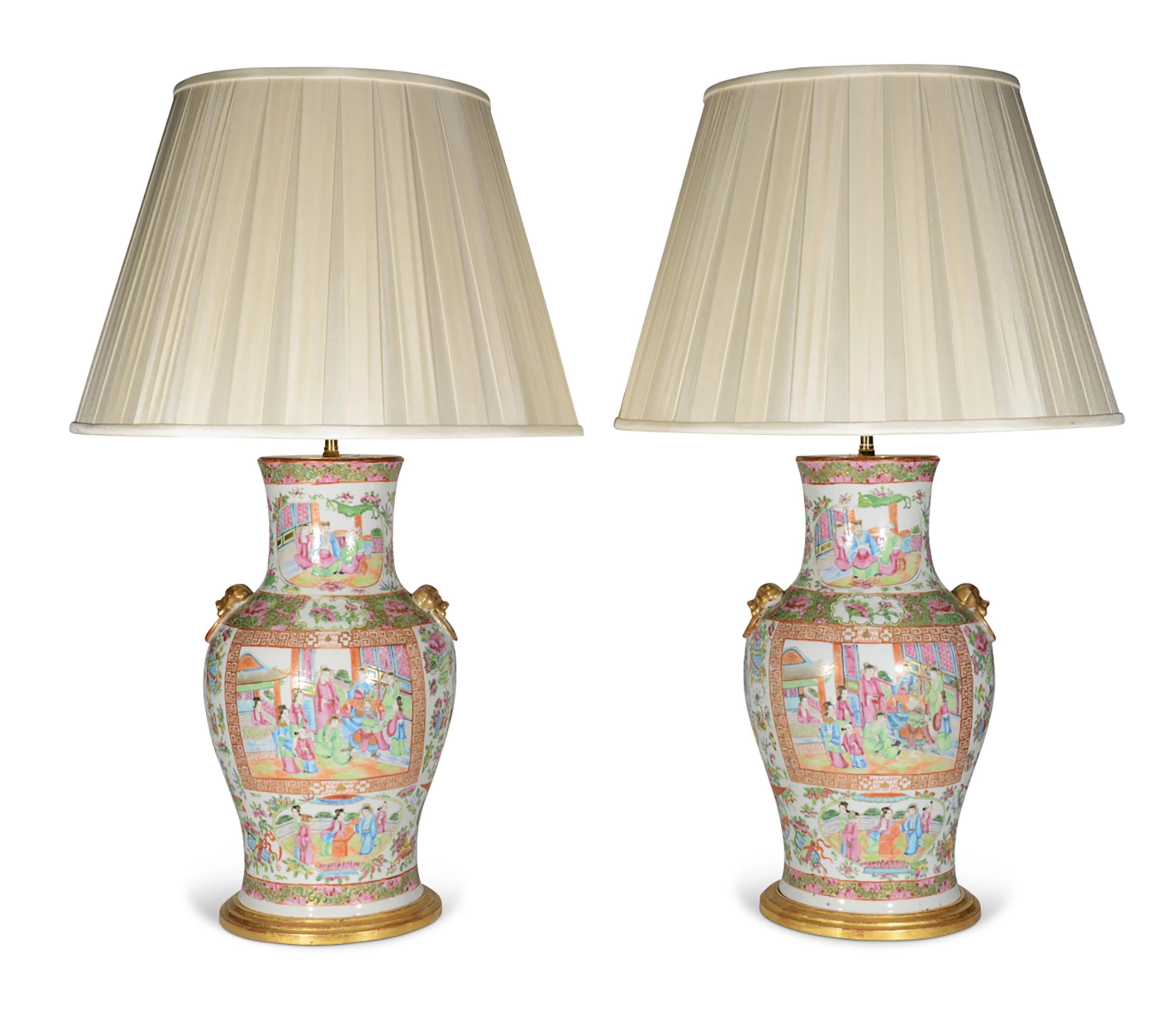 Paire de lampes de bureau anciennes chinoises en porcelaine de Canton du 19ème siècle, en forme de balustre en vente 1