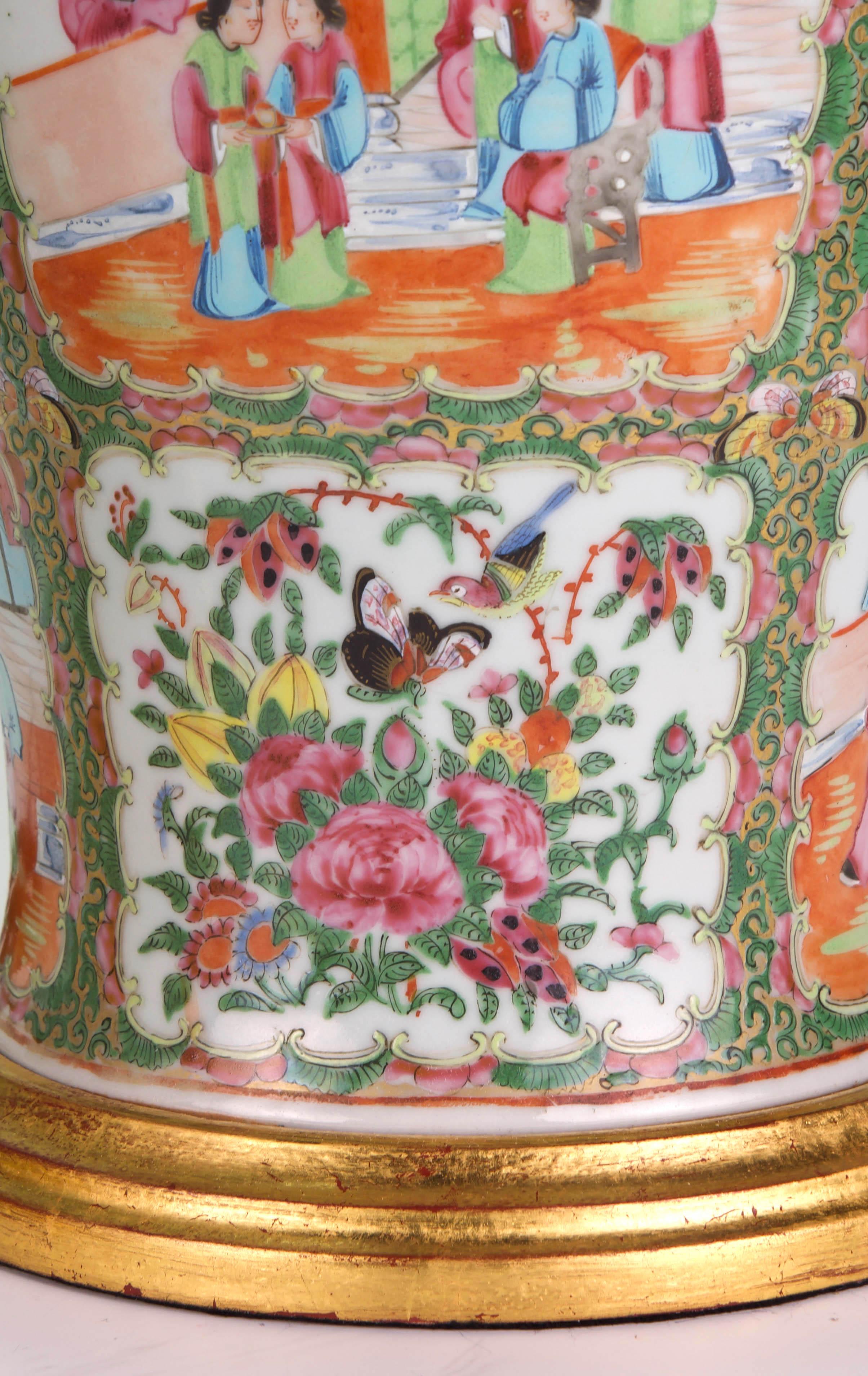 XIXe siècle Paire de lampes de bureau anciennes chinoises en porcelaine de Canton du 19ème siècle, en forme de balustre en vente