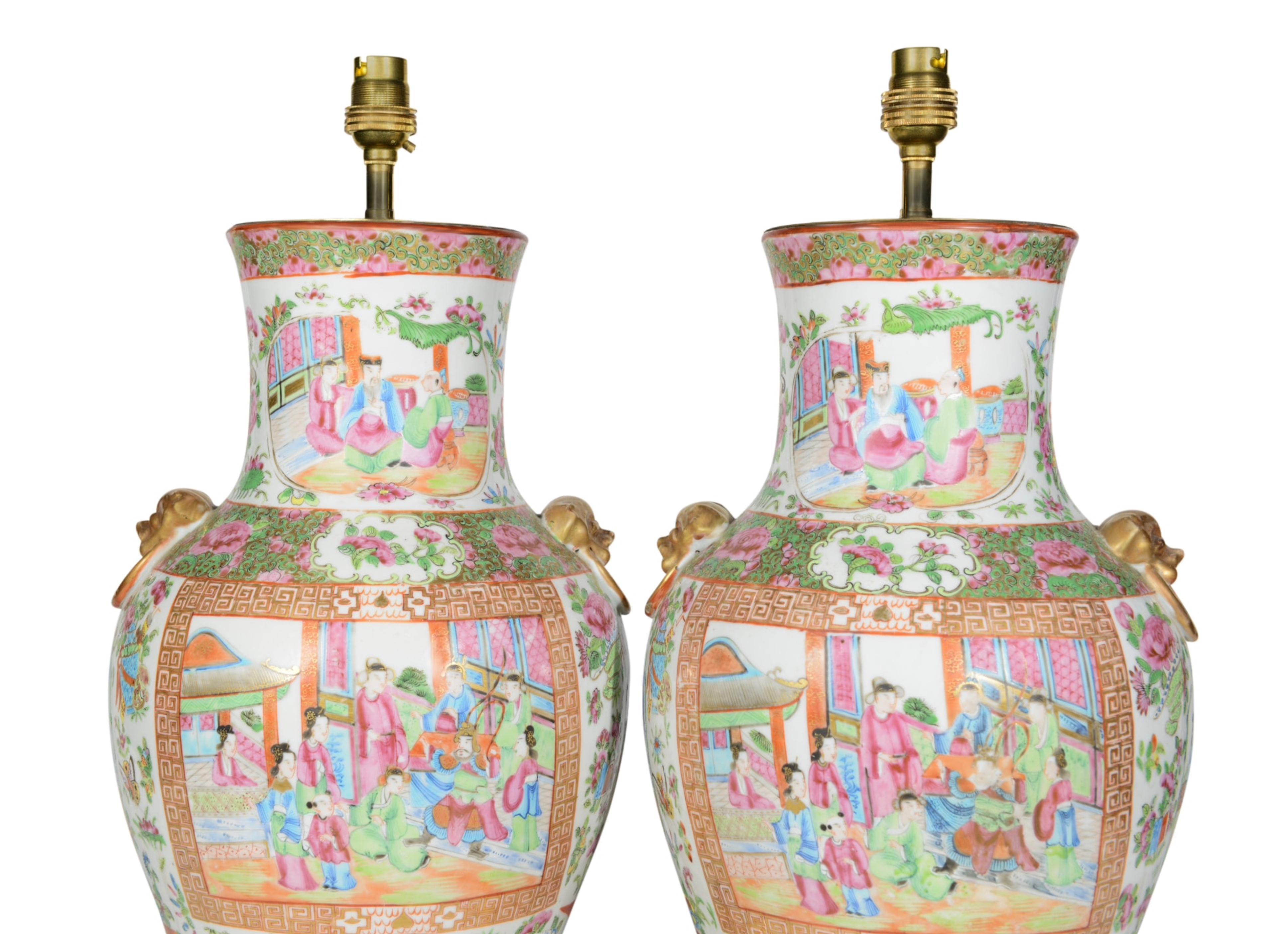 Paire de lampes de bureau anciennes chinoises en porcelaine de Canton du 19ème siècle, en forme de balustre en vente 2