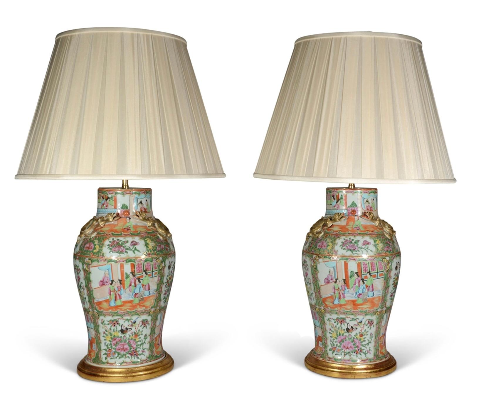 Porcelaine Paire de lampes de bureau anciennes chinoises en porcelaine de Canton du 19ème siècle, en forme de balustre en vente
