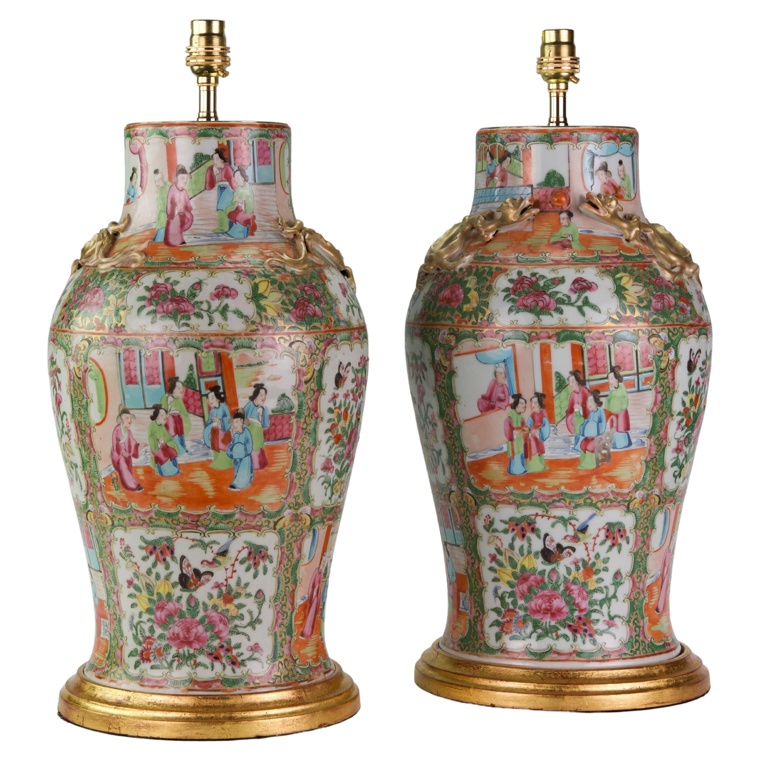 Paire de lampes de bureau anciennes chinoises en porcelaine de Canton du 19ème siècle, en forme de balustre